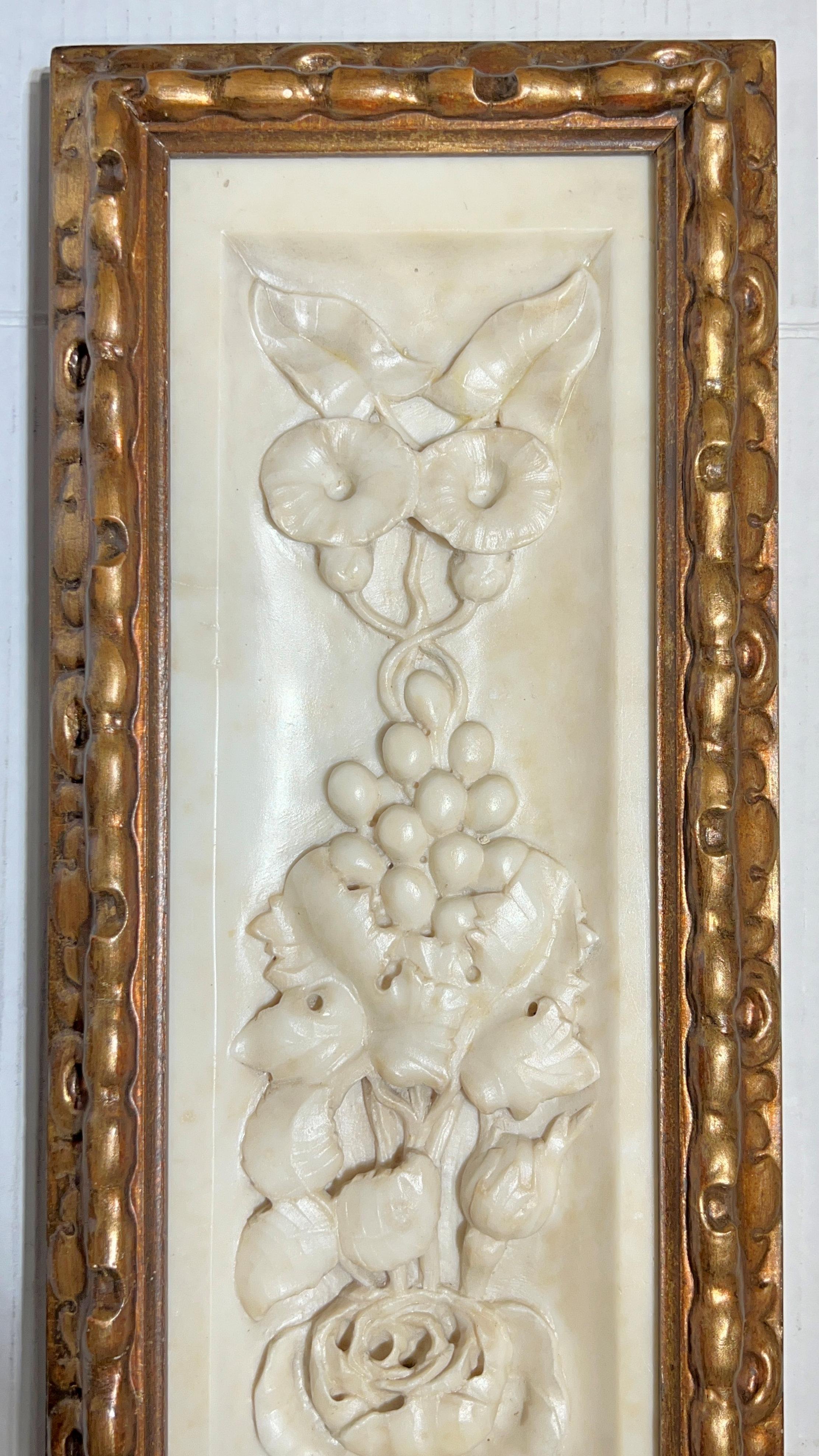 Antigua placa neoclásica de mármol en relieve con marco de madera dorada en Bueno estado para la venta en New York, NY