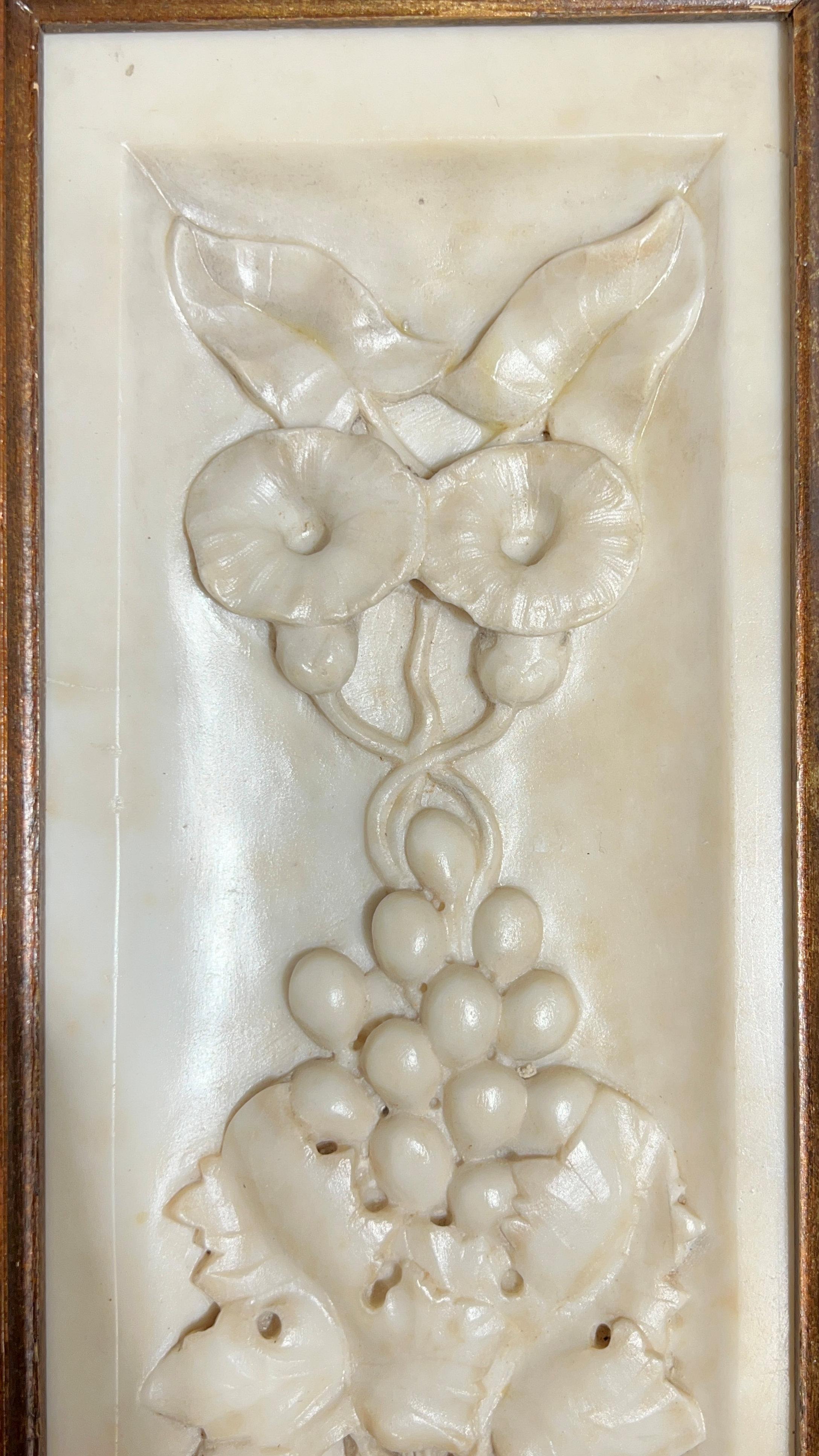 Antigua placa neoclásica de mármol en relieve con marco de madera dorada principios del siglo XX en venta