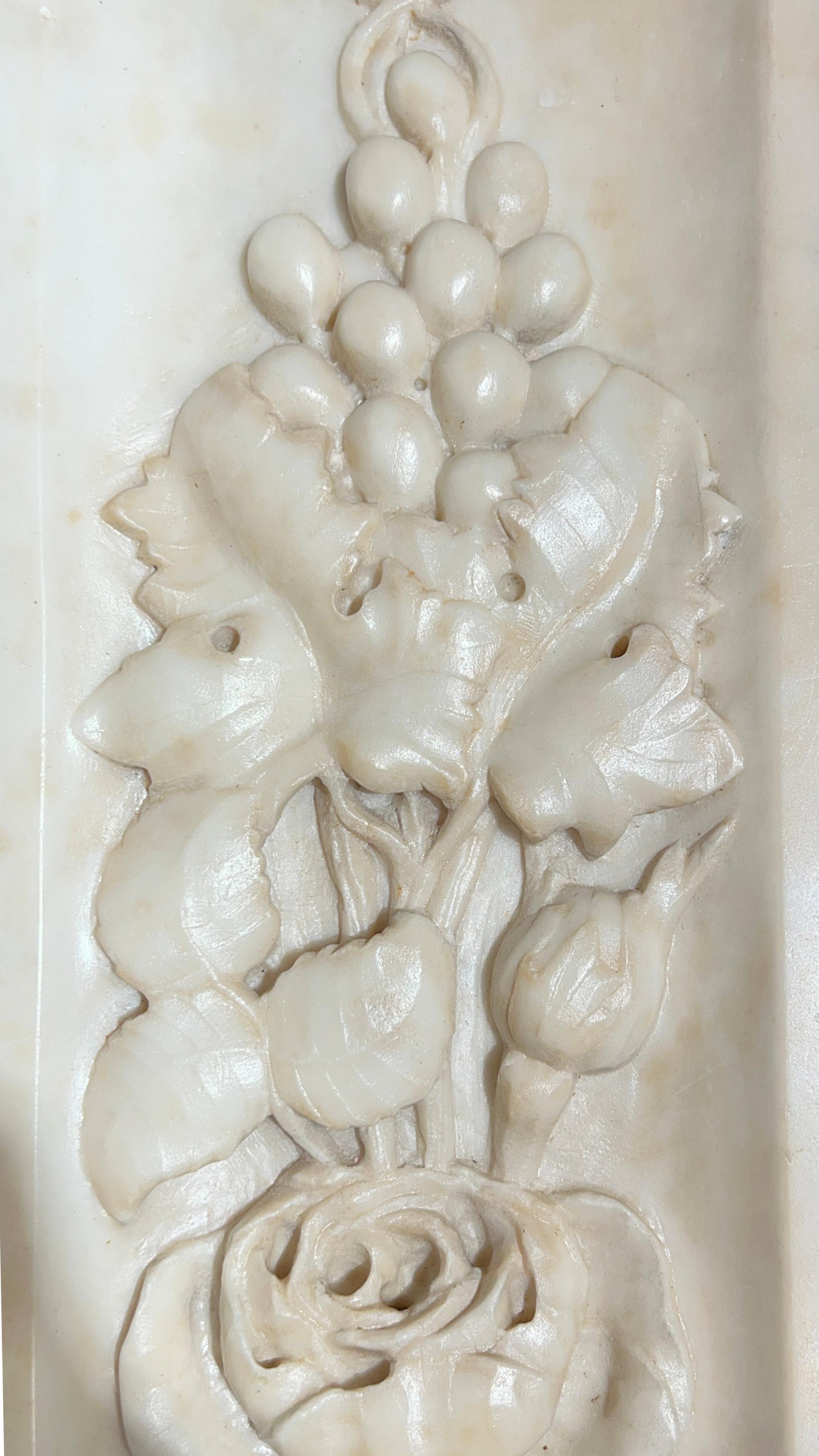 Antigua placa neoclásica de mármol en relieve con marco de madera dorada Madera dorada en venta