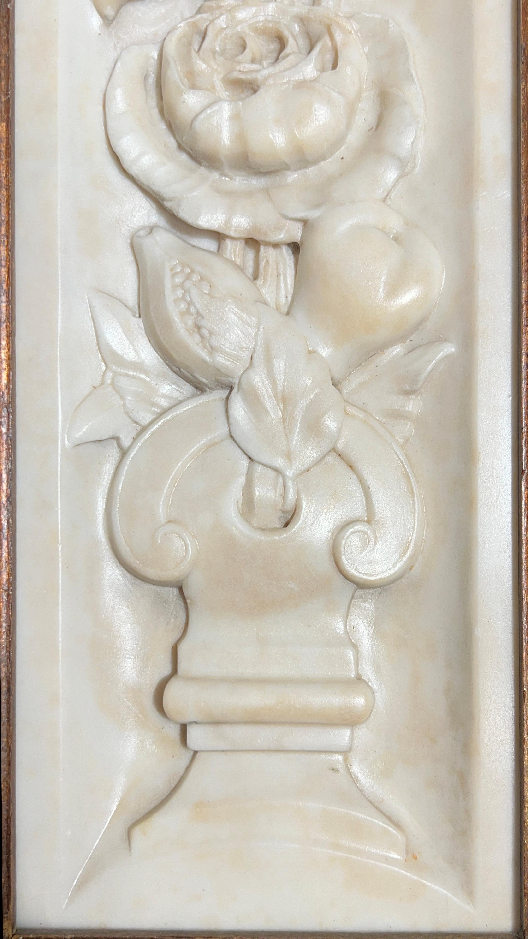 Antigua placa neoclásica de mármol en relieve con marco de madera dorada en venta 1