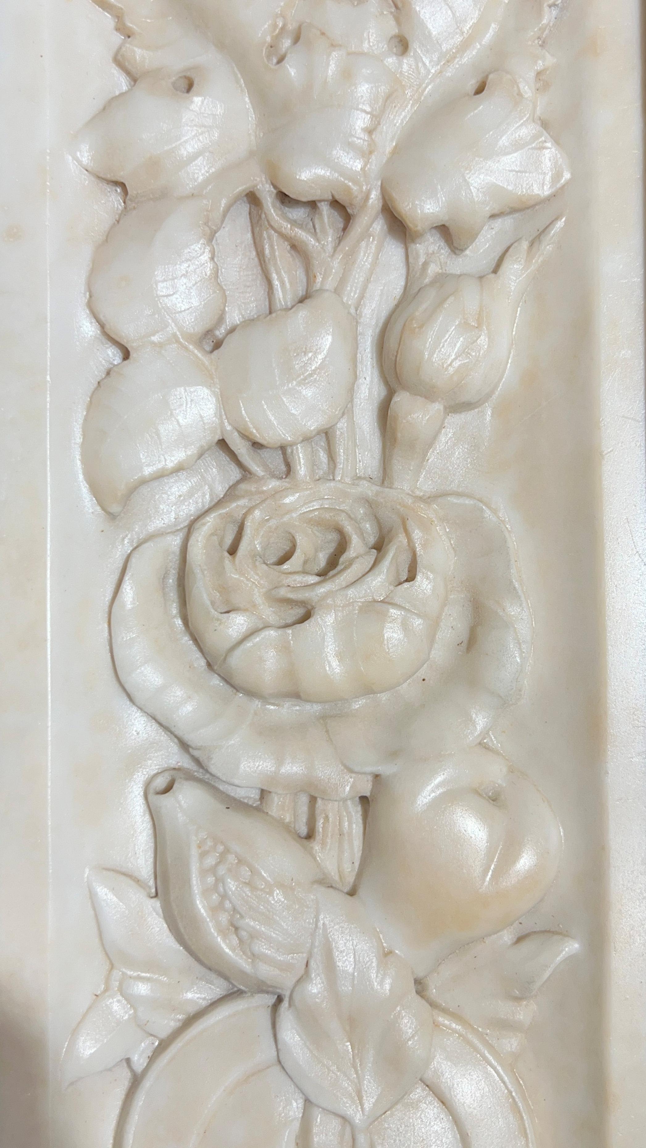 Antigua placa neoclásica de mármol en relieve con marco de madera dorada en venta 2