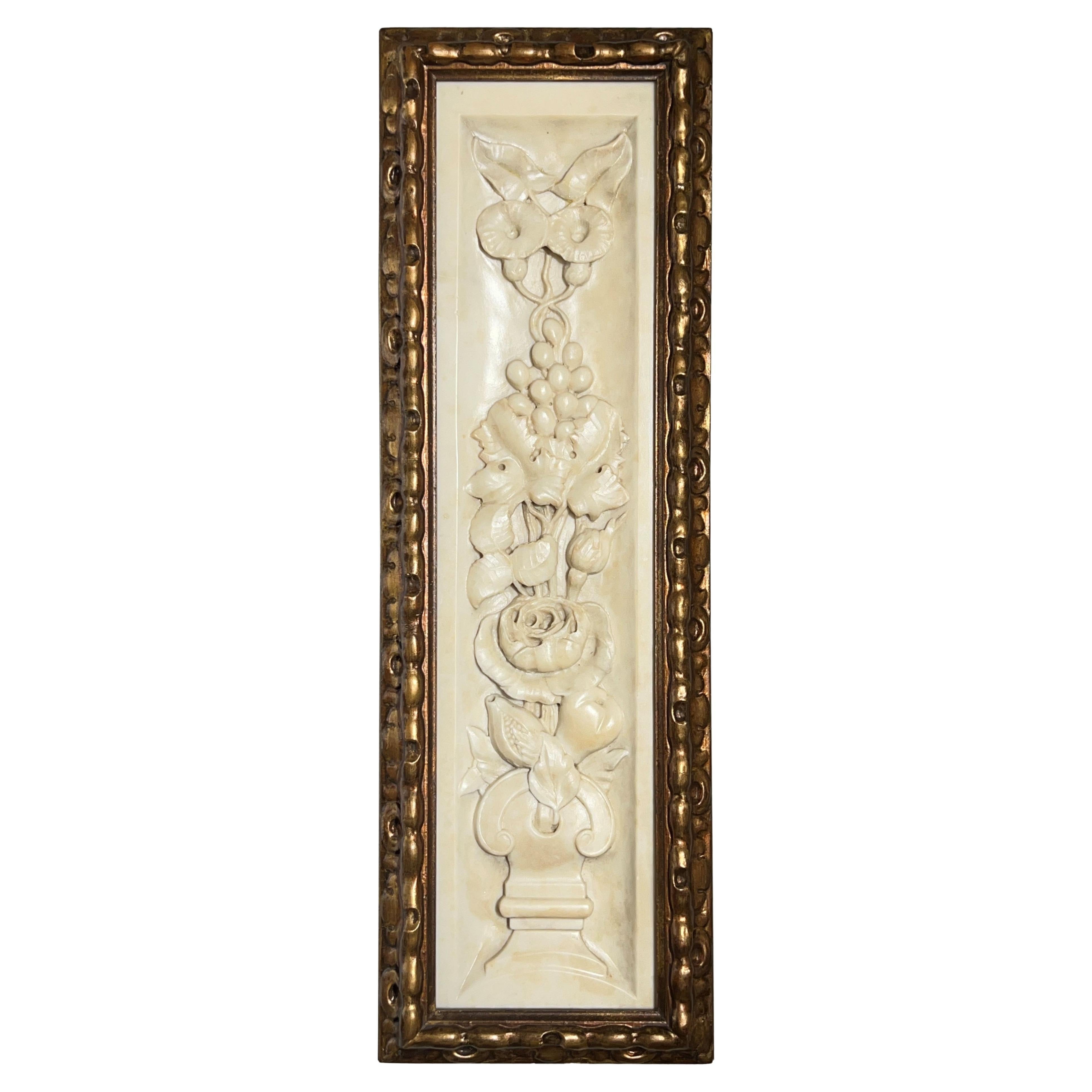 Antica placca neoclassica in rilievo in marmo con cornice in legno d'orato