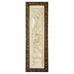 Antica placca neoclassica in rilievo in marmo con cornice in legno d'orato