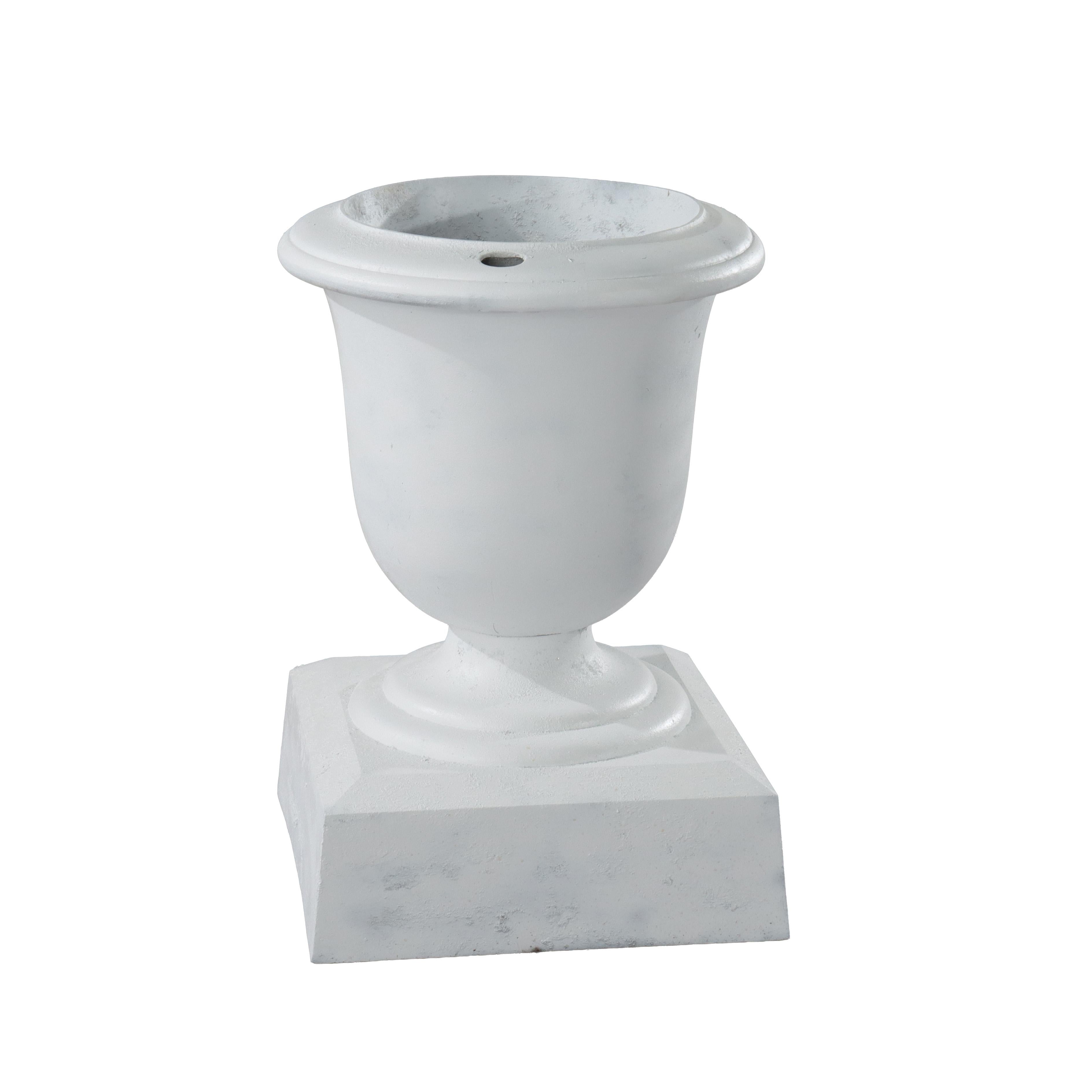 20ième siècle Urne de jardin ancienne en fonte peinte néoclassique C1890 en vente