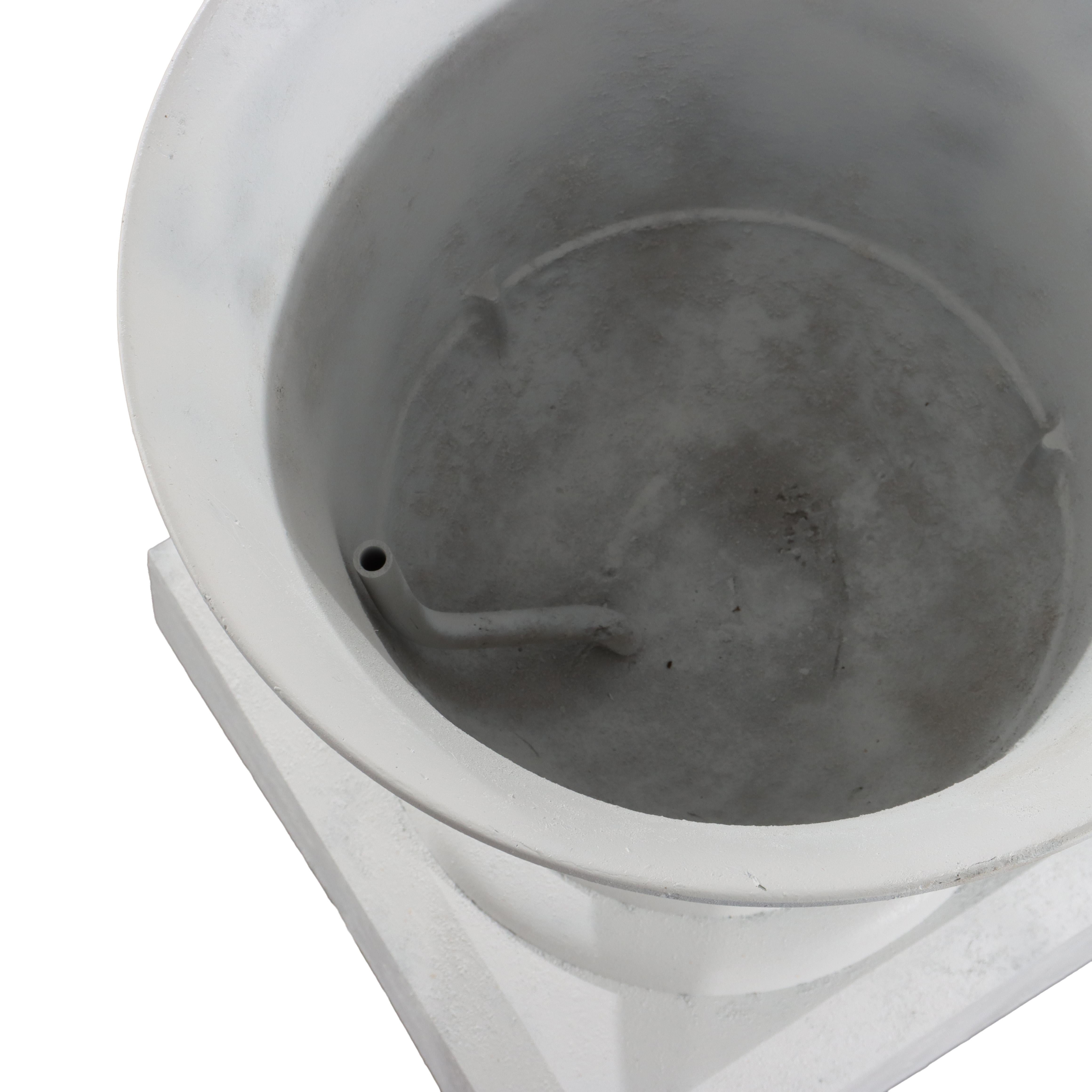 Urne de jardin ancienne en fonte peinte néoclassique C1890 en vente 1