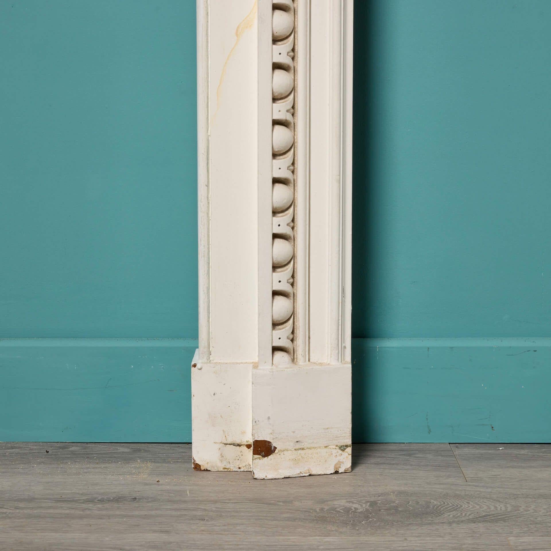 Antiker neoklassizistischer Kaminsims aus lackierter Eiche im Zustand „Relativ gut“ im Angebot in Wormelow, Herefordshire