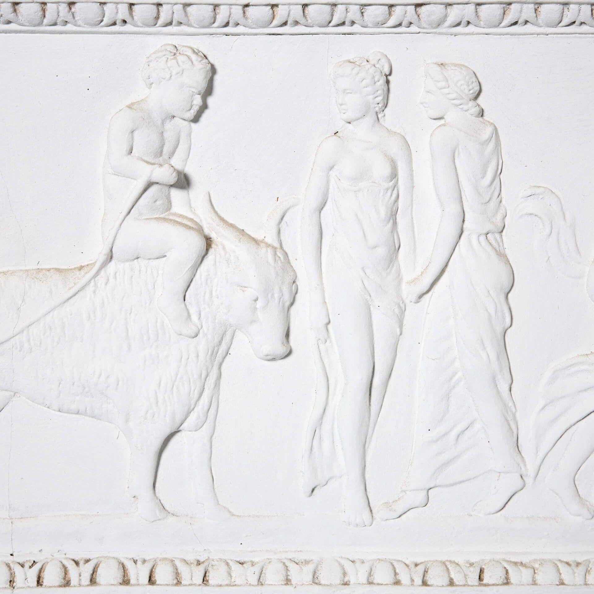 Néoclassique Panneau néoclassique ancien en plâtre représentant des figures classiques en vente