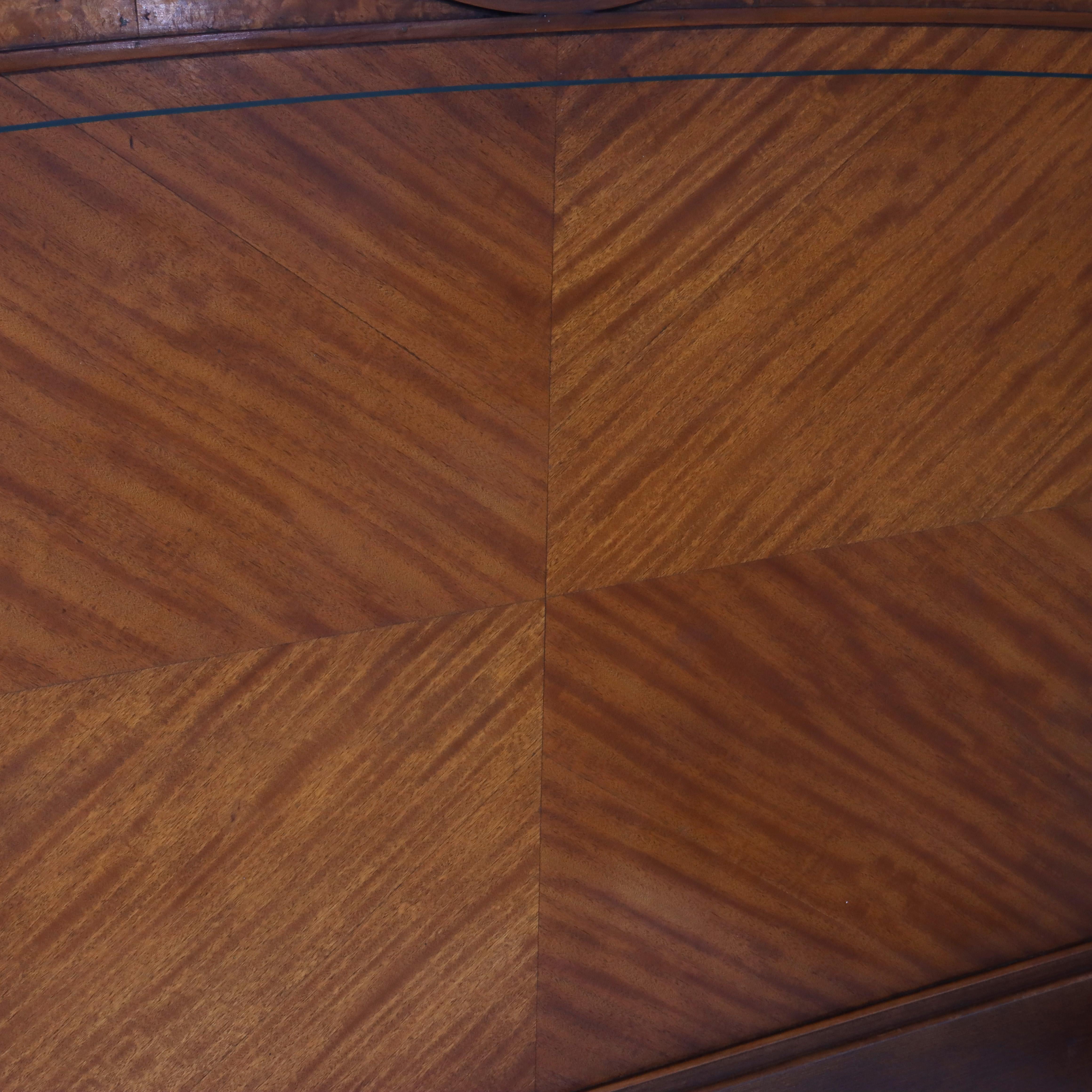 Antico letto matrimoniale neoclassico in legno di raso con volute dipinte a mano c1930 in vendita 5