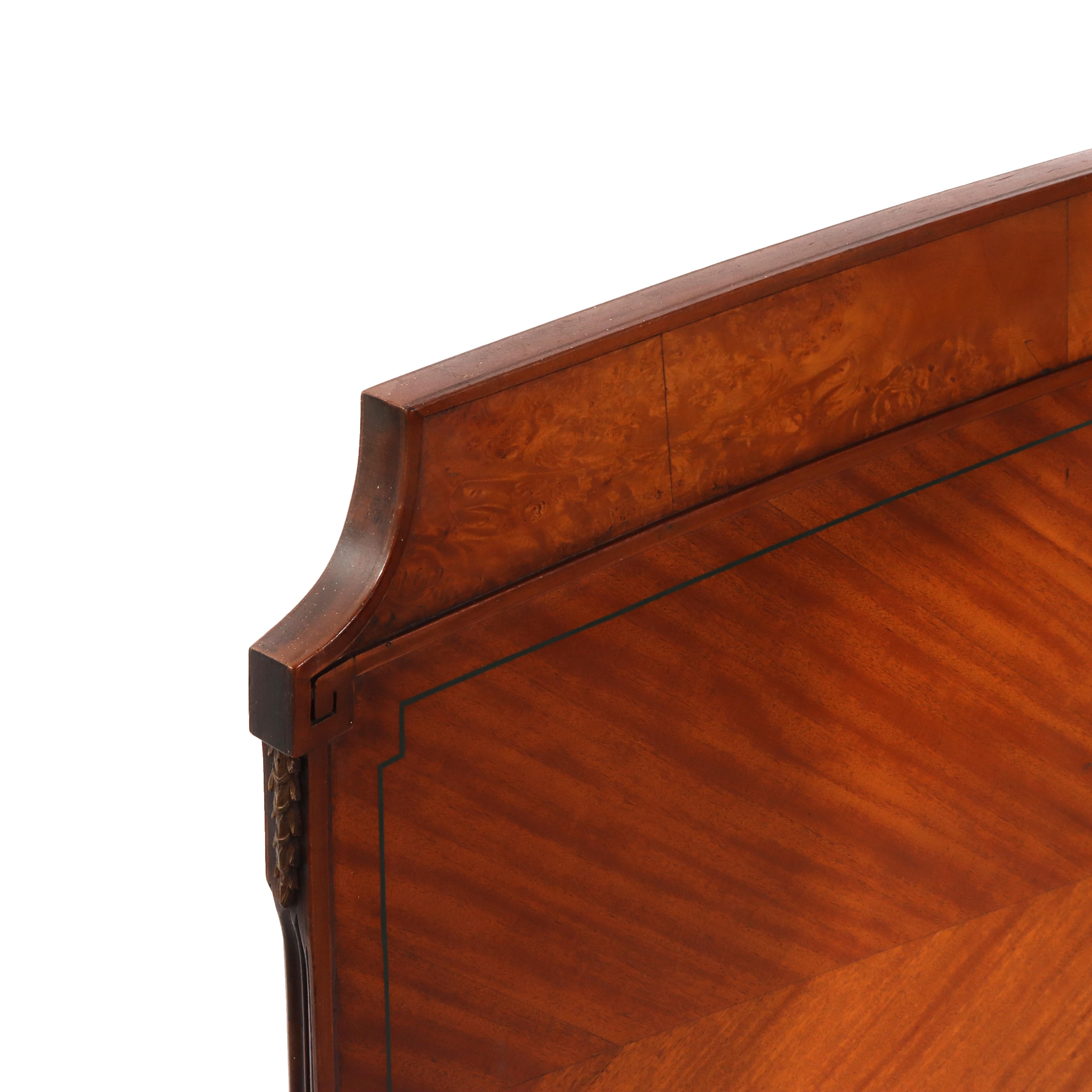 Antico letto matrimoniale neoclassico in legno di raso con volute dipinte a mano c1930 in vendita 6