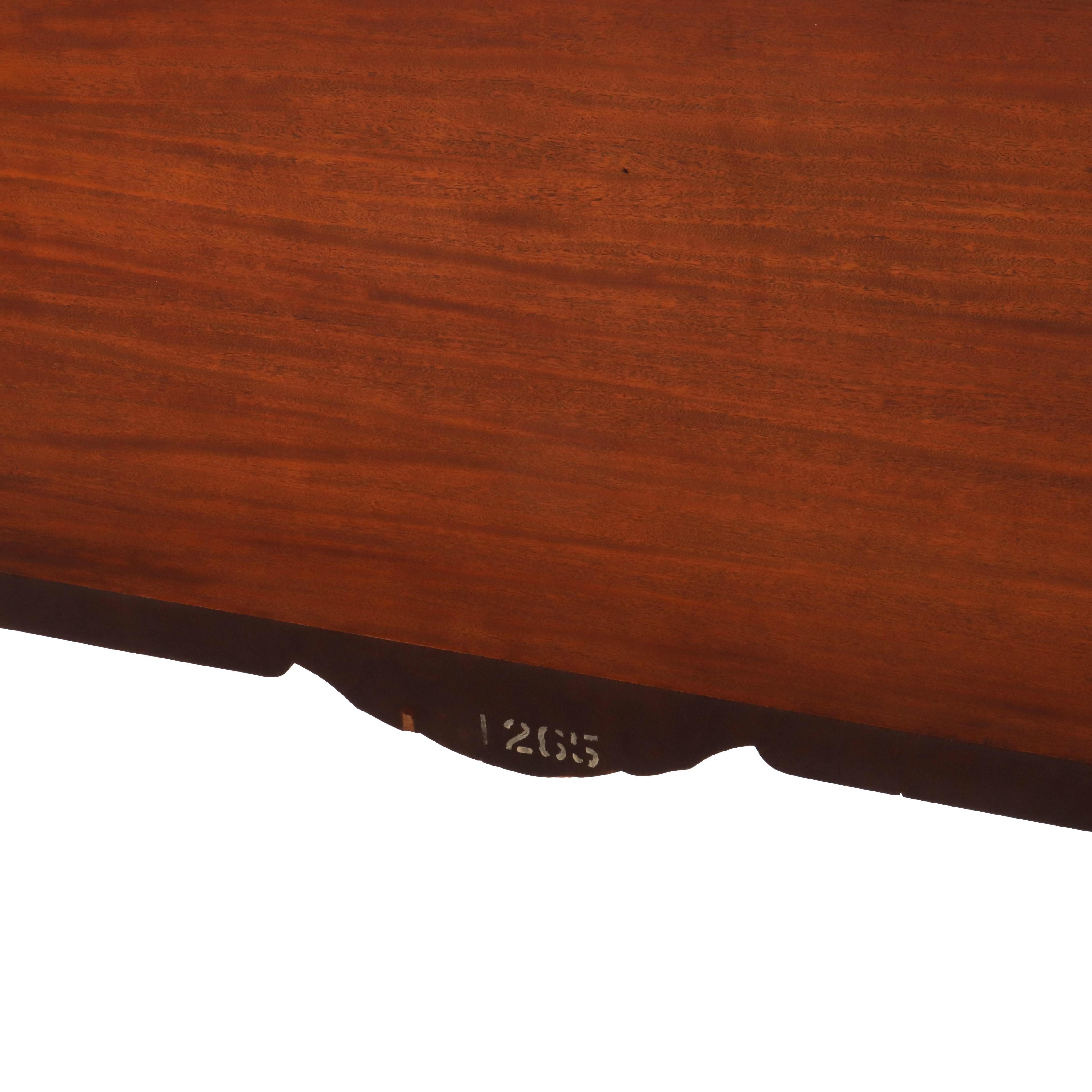 Antico letto matrimoniale neoclassico in legno di raso con volute dipinte a mano c1930 in vendita 8