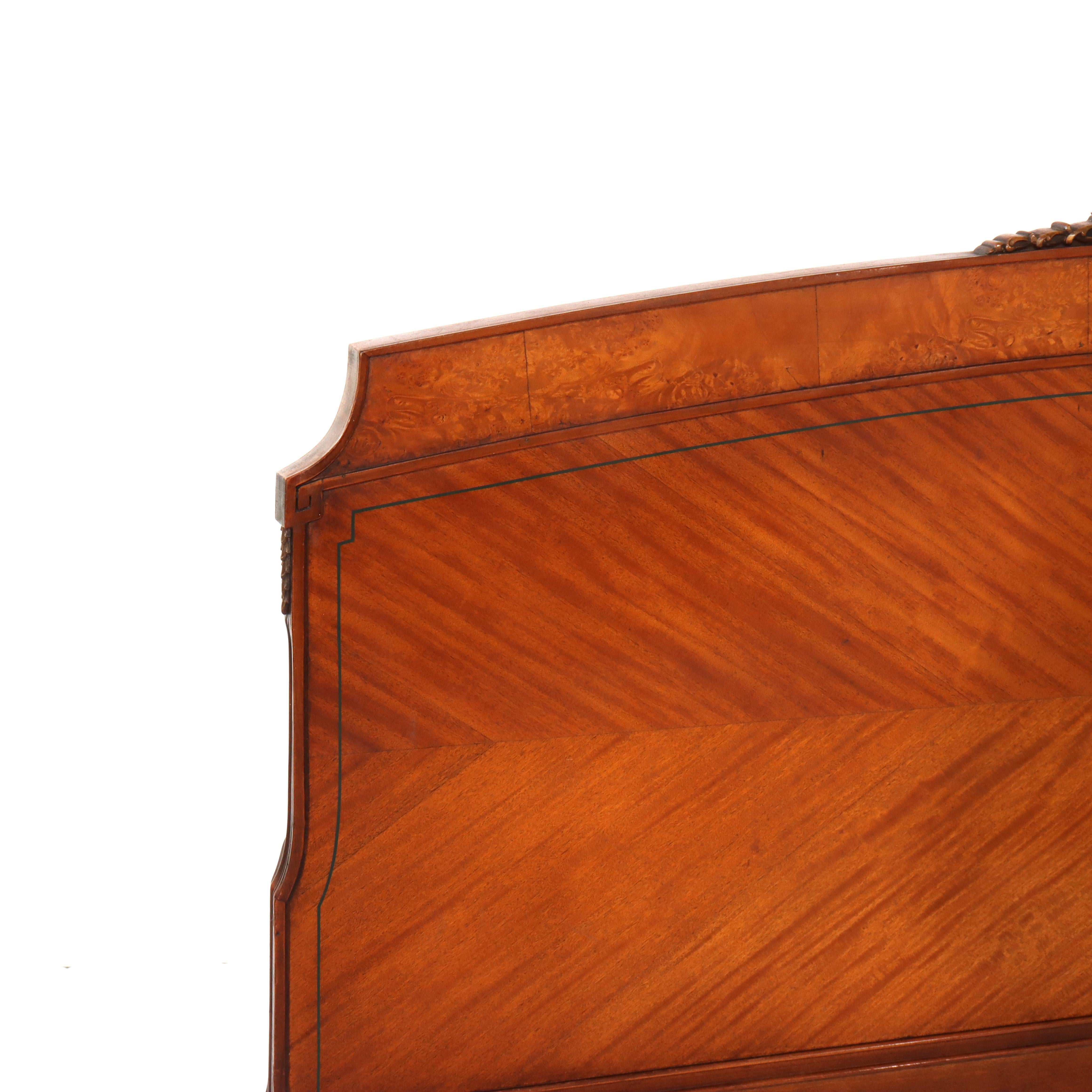 Antico letto matrimoniale neoclassico in legno di raso con volute dipinte a mano c1930 in vendita 3