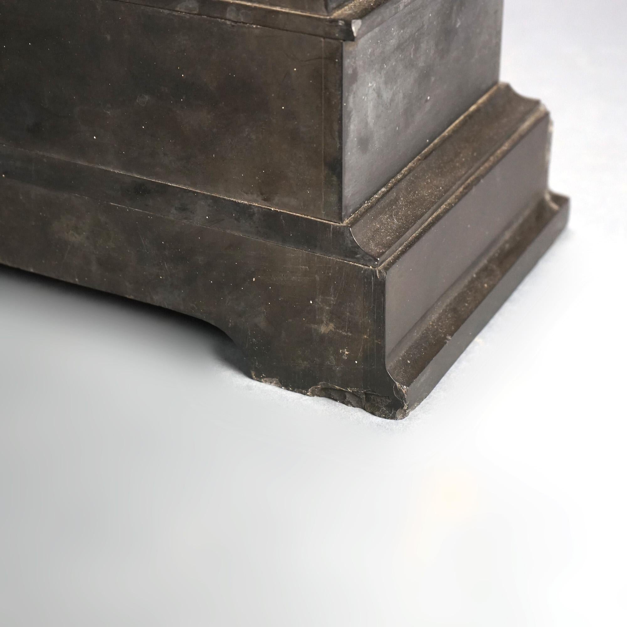 Antike neoklassizistische Kaminuhr aus schwarzem Marmor des Zweiten Kaiserreichs mit Cherub-Plaketten im Angebot 1