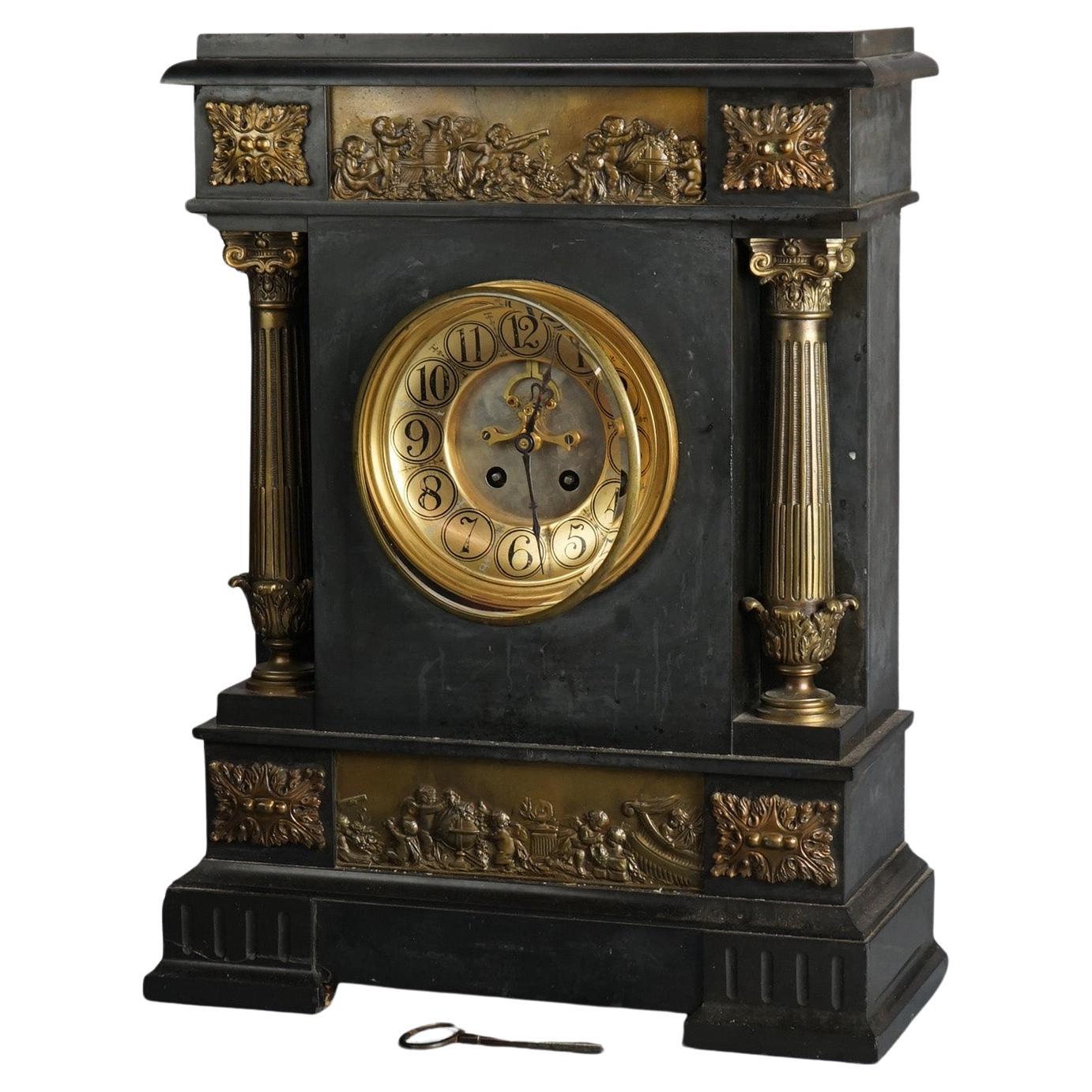 Antiquité Néoclassique Second Empire Horloge de manteau en marbre noir avec plaques de chérubins en vente