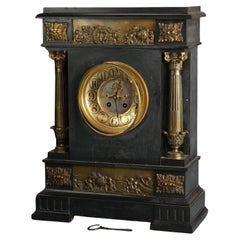 Antiquité Néoclassique Second Empire Horloge de manteau en marbre noir avec plaques de chérubins