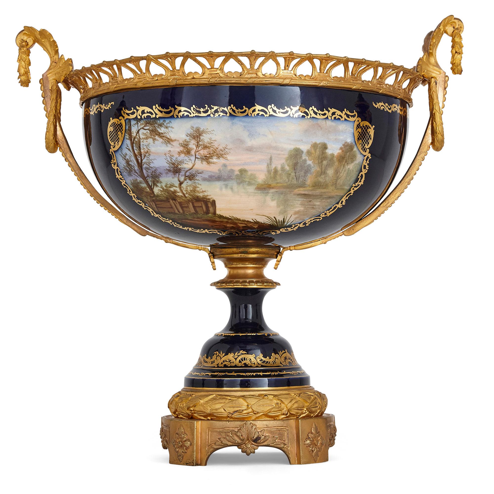 Antike neoklassische Sèvres Stil Porzellan und vergoldete Bronze Jardinière und Vasen (Rokoko) im Angebot