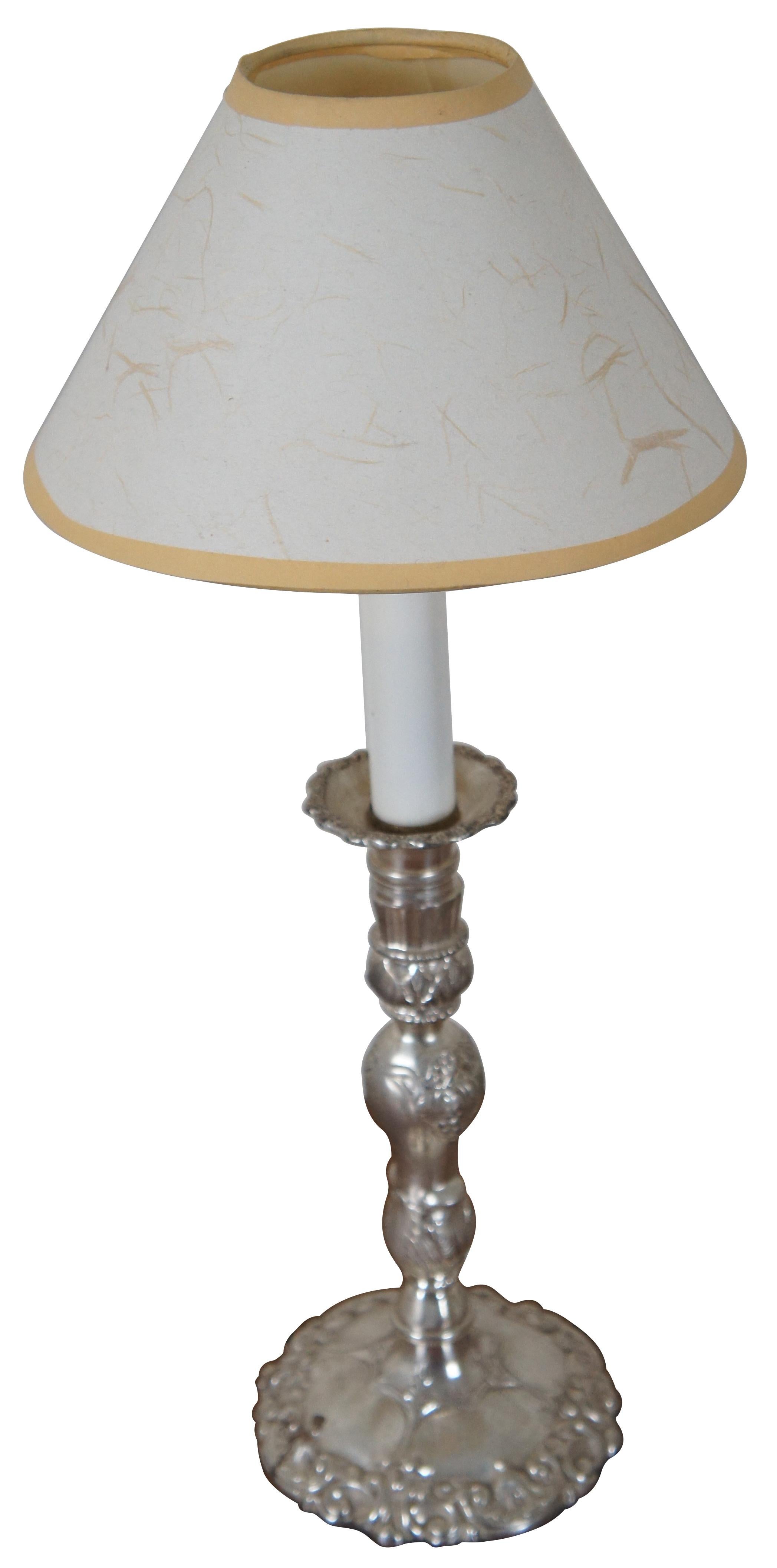 Lampe de table / buffet ancienne de style néoclassique en métal argenté en forme de chandelier avec abat-jour en papier blanc et jaune.

5