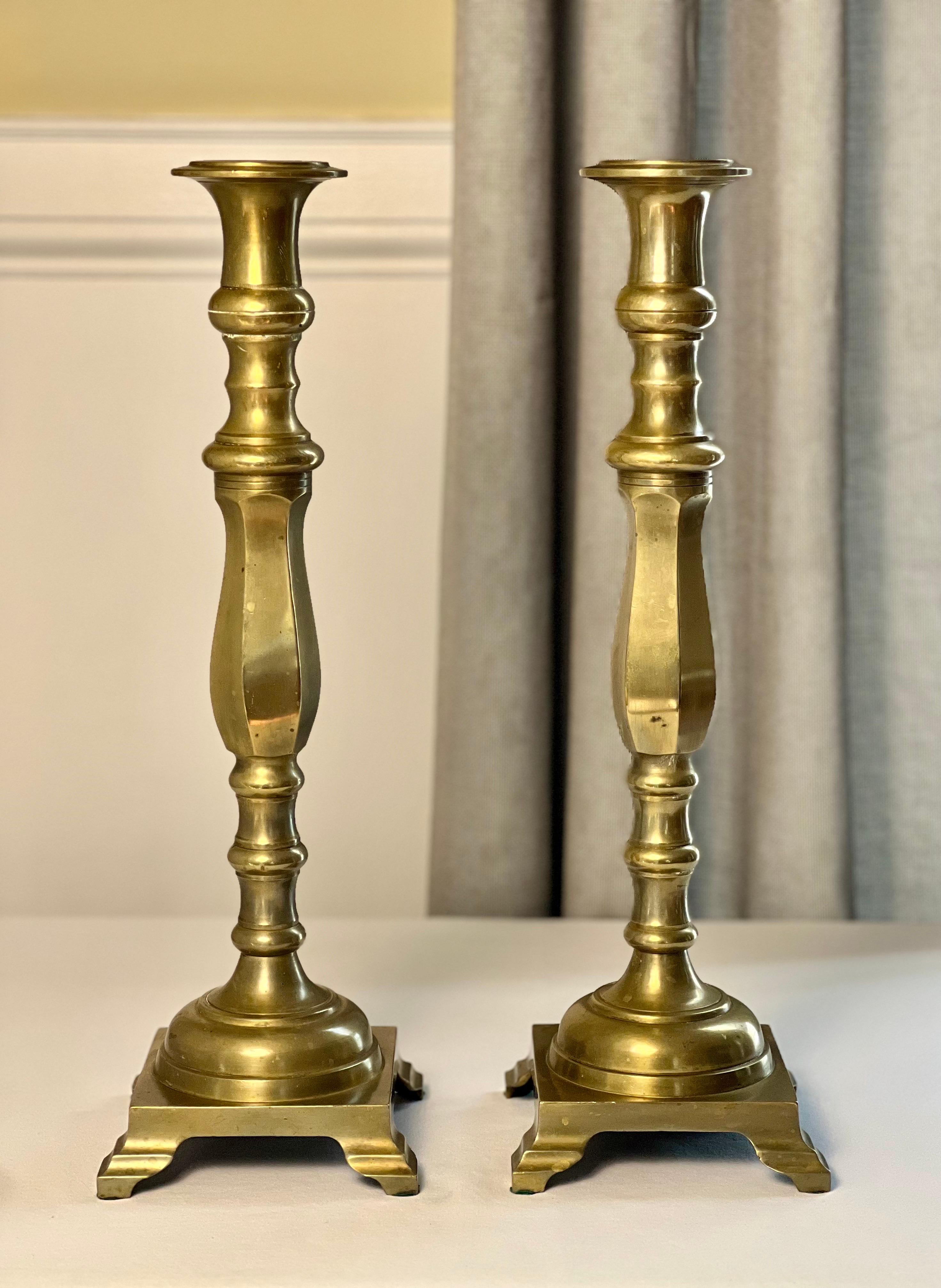 Neoclassico Antico candelabro alto in ottone massiccio neoclassico con base a piedini, XIX sec. in vendita