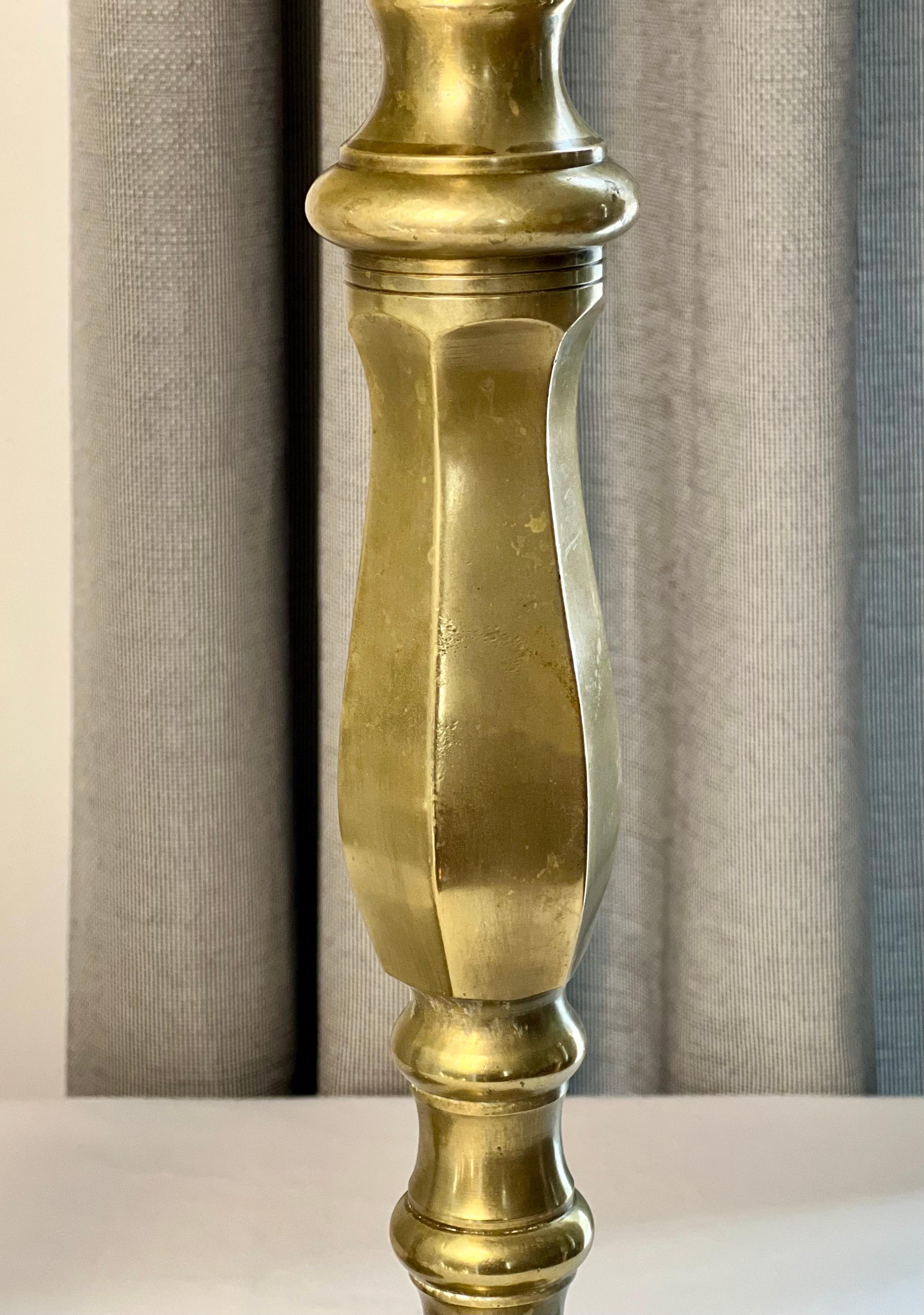 Antico candelabro alto in ottone massiccio neoclassico con base a piedini, XIX sec. In condizioni buone in vendita a Doylestown, PA