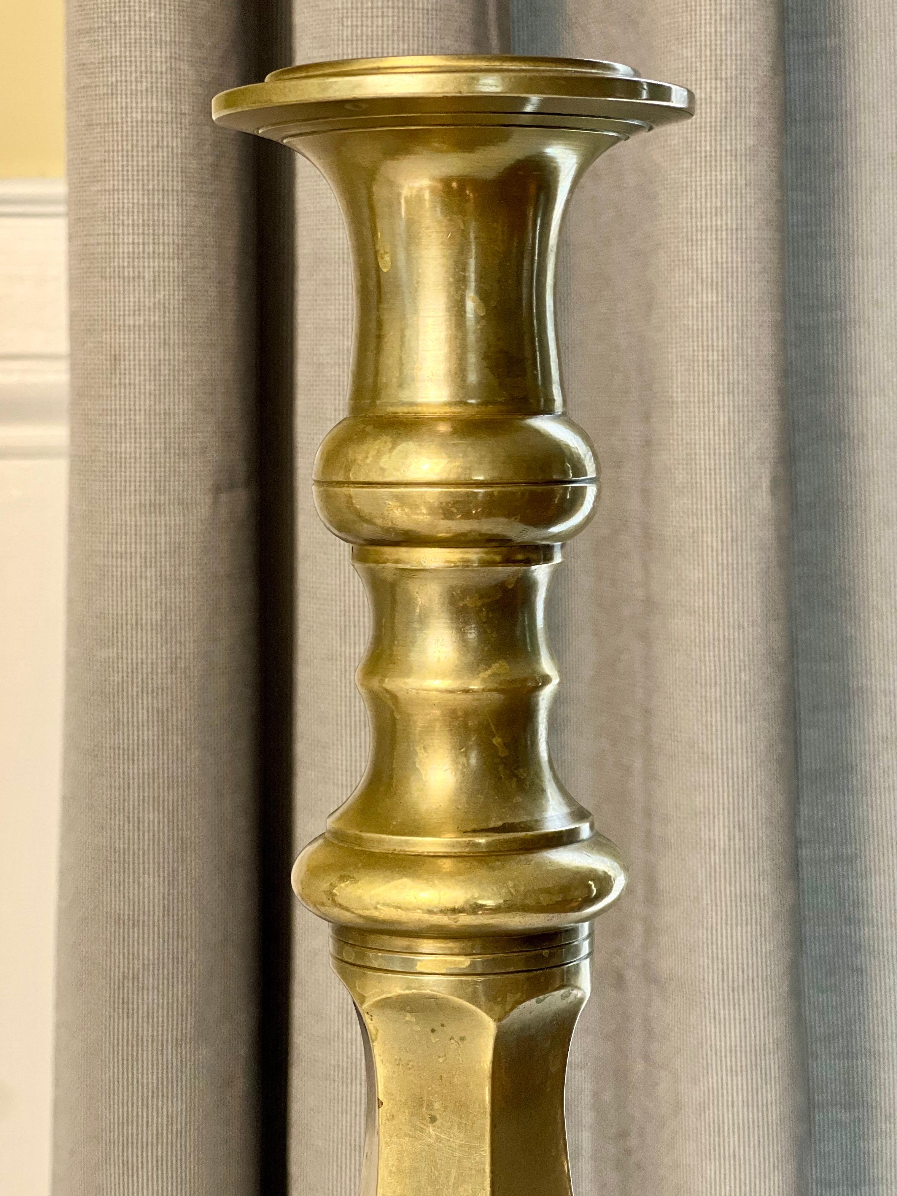 XIX secolo Antico candelabro alto in ottone massiccio neoclassico con base a piedini, XIX sec. in vendita