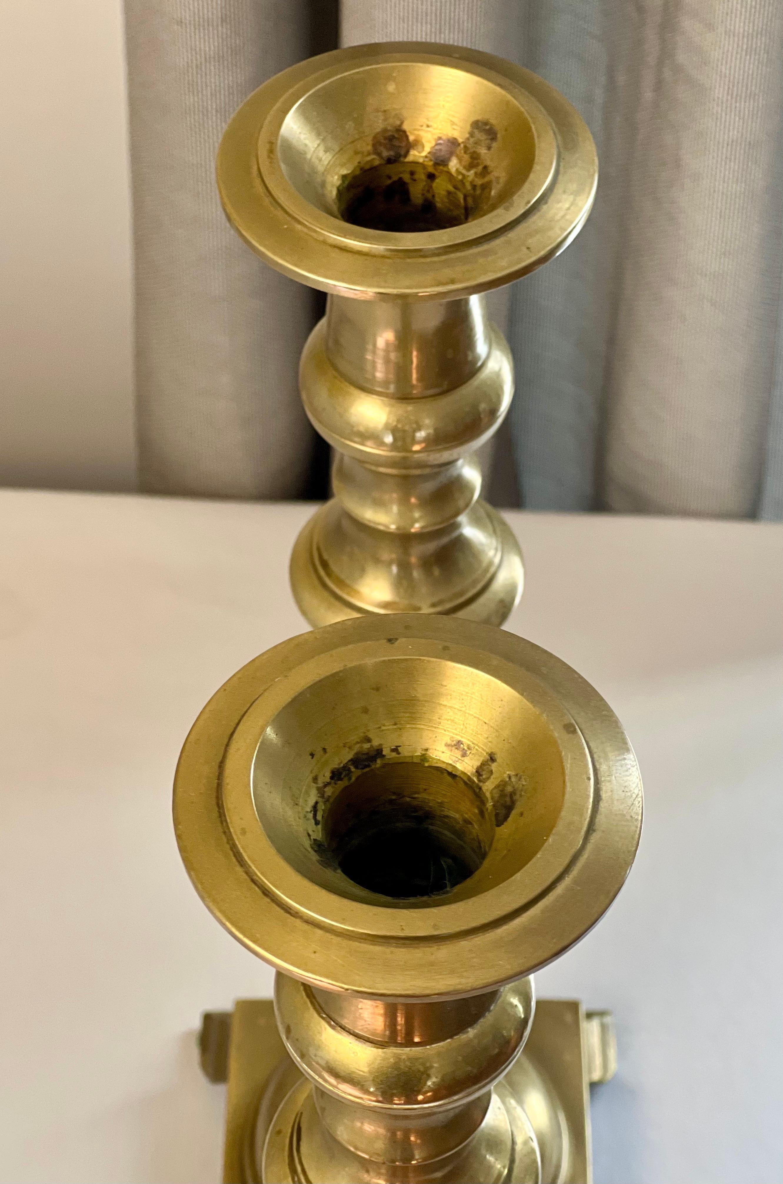Ottone Antico candelabro alto in ottone massiccio neoclassico con base a piedini, XIX sec. in vendita