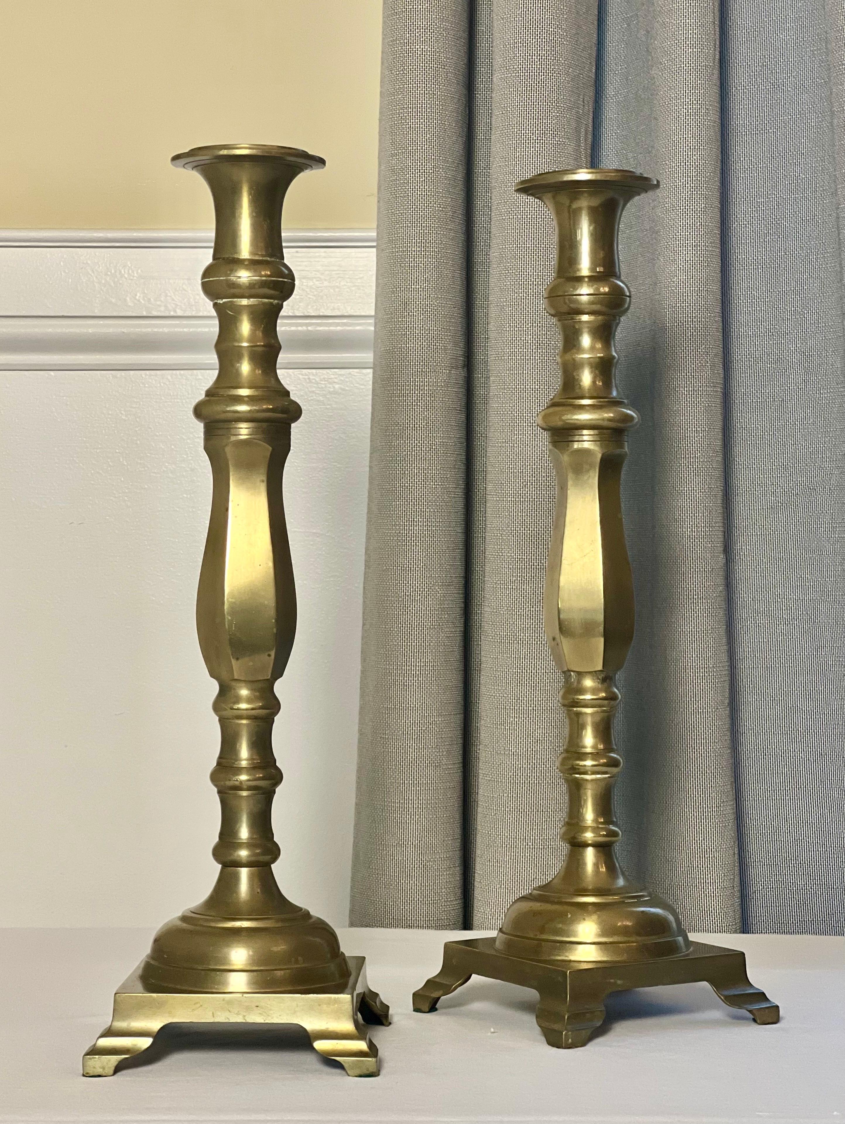 Antico candelabro alto in ottone massiccio neoclassico con base a piedini, XIX sec. in vendita 2