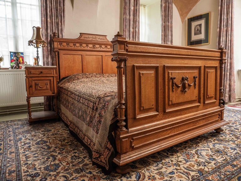 Chambre En Chêne Massif Des Années 1920 – Lit, Table De Chevet, Armoire – 3 Pièces