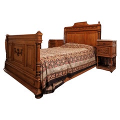 Chambre à coucher ancienne en chêne massif de style néoclassique