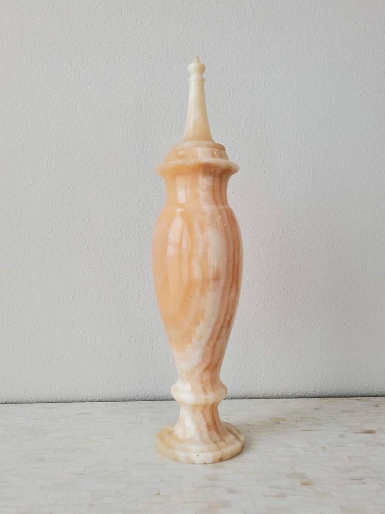 XIXe siècle Urne à couvercle en albâtre de style néoclassique ancien en vente