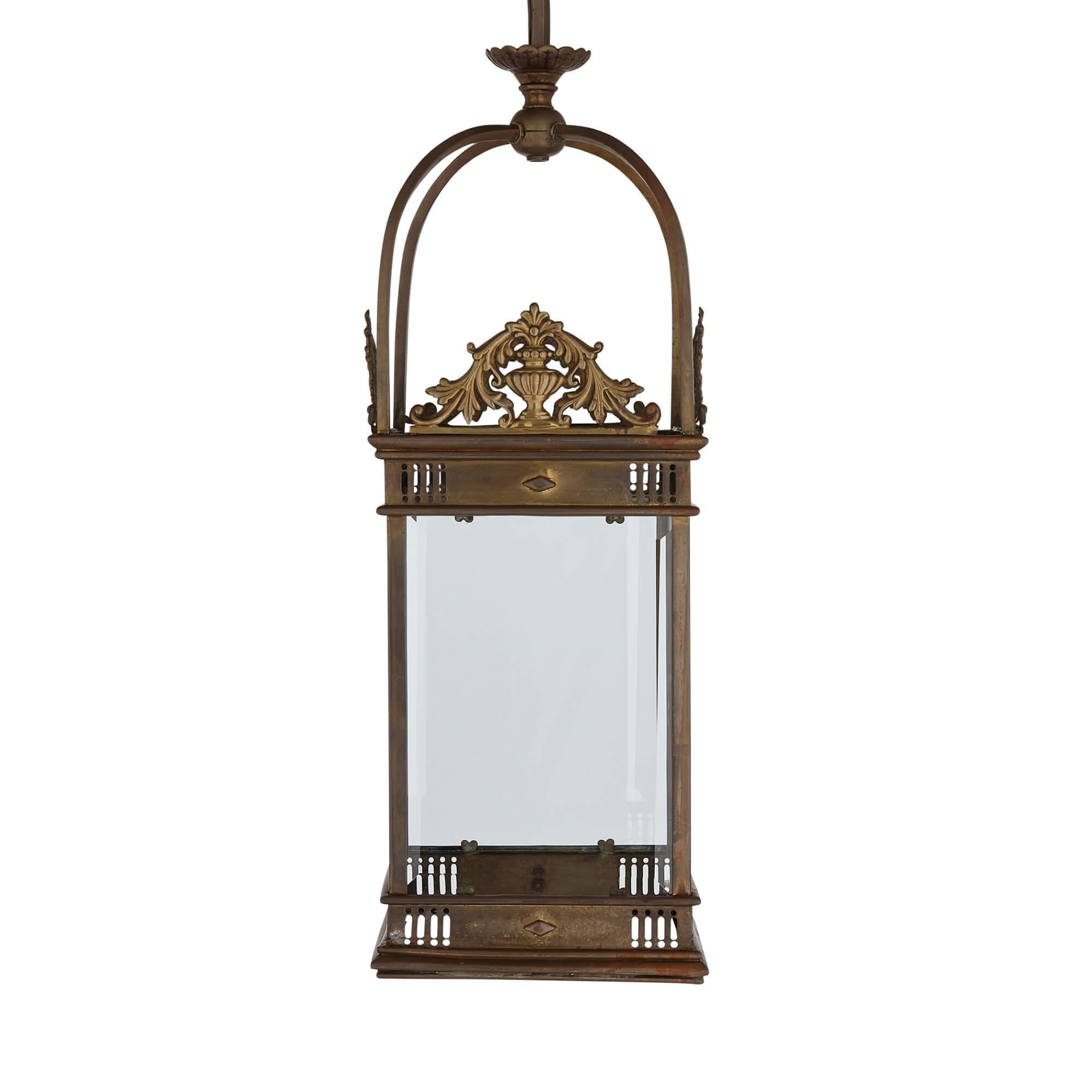 Antiguo farol de recibidor de latón de estilo neoclásico
Francés, principios del siglo XX
Medidas: Alto 104cm, ancho 24cm, fondo 24cm

Esta elegante linterna de recibidor está fabricada en latón. La linterna, diseñada en estilo neoclásico,