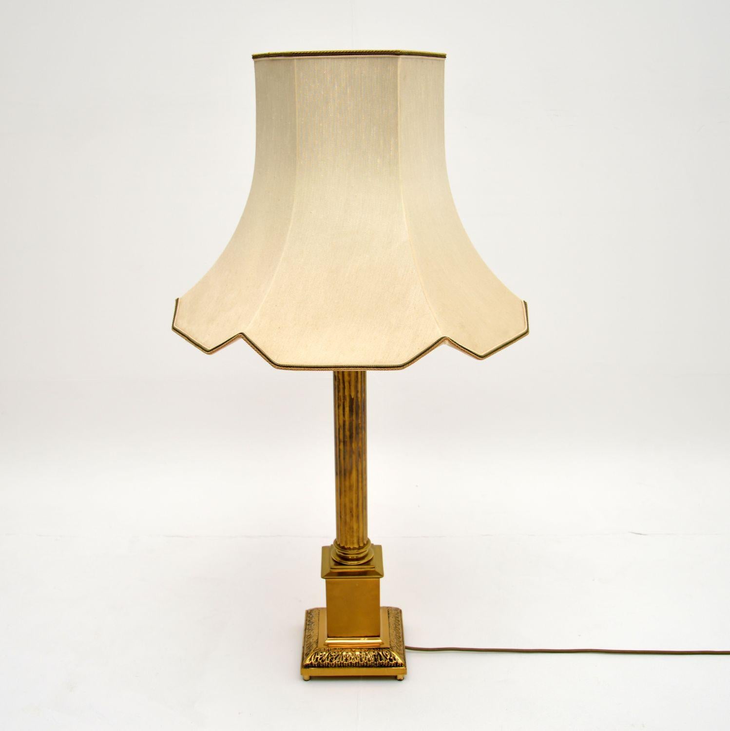 Néoclassique Lampe de table ancienne en laiton de style néoclassique en vente