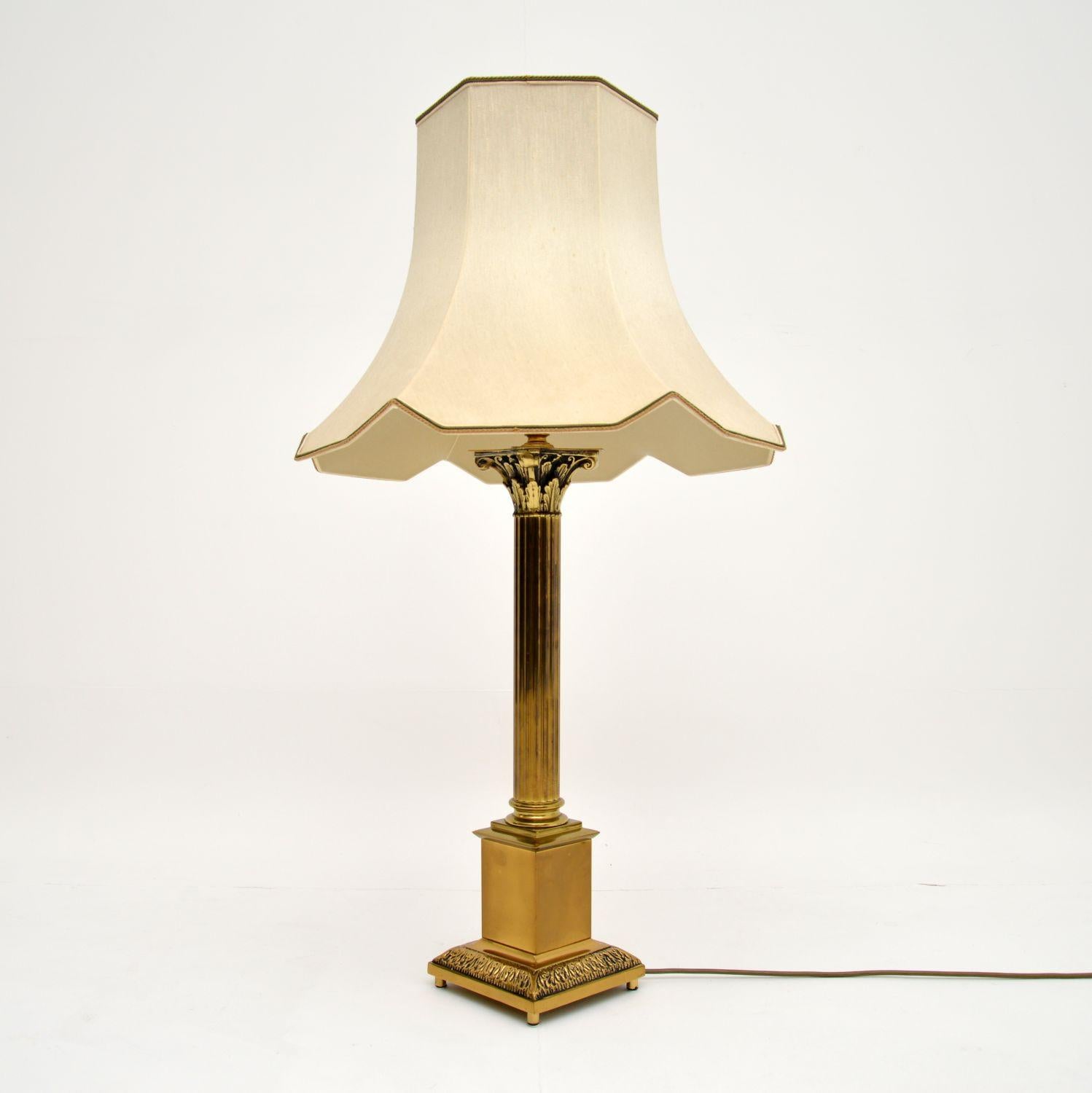 A large and impressive vintage brass table lamp, in the antique neoclassical style. This was made in England & it dates from around the 1950-60’s period.

The quality is amazing, this is very well made and beautifully designed in the style of a