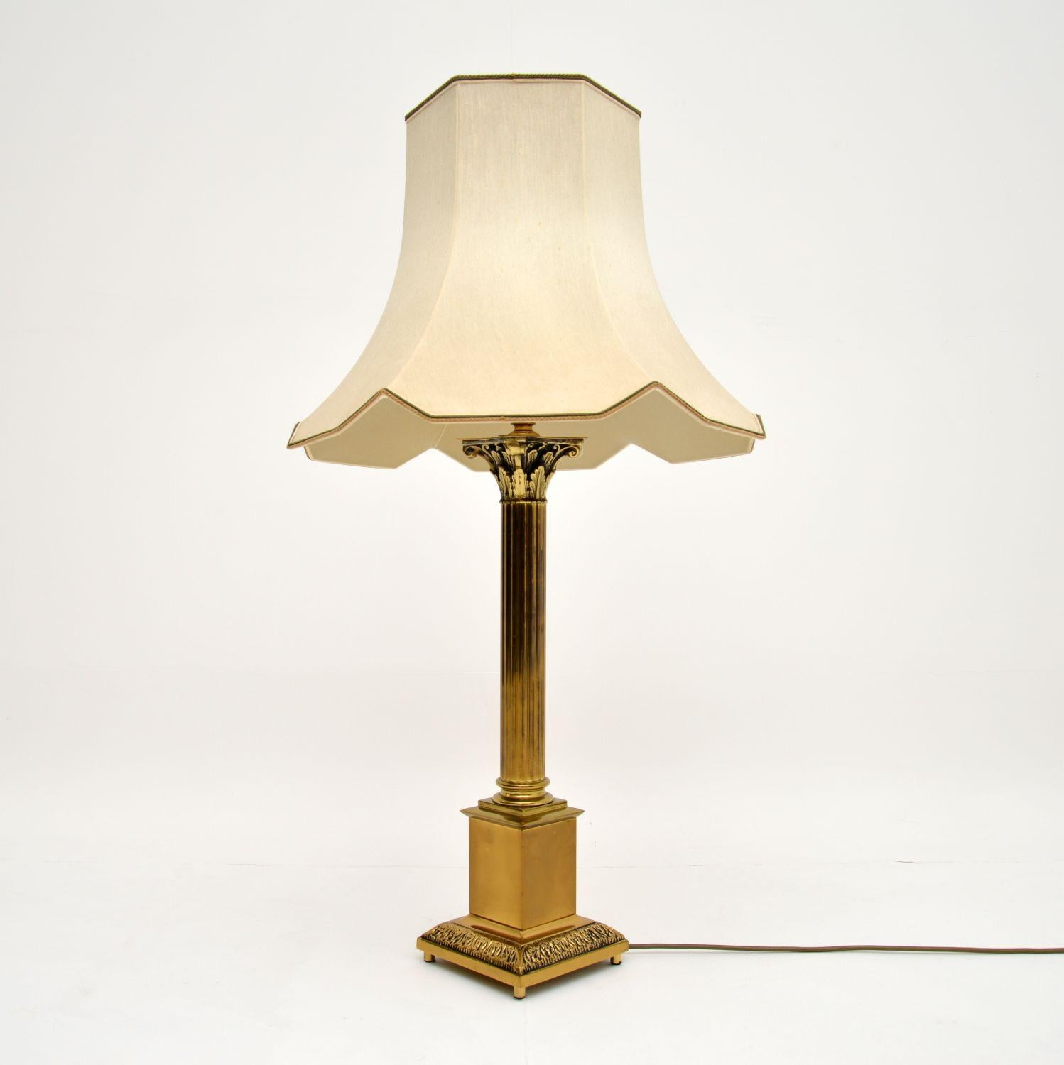 Une grande et impressionnante lampe de table vintage en laiton, dans le style néoclassique ancien. Il a été fabriqué en Angleterre et date d'environ les années 1950-60.

La qualité est étonnante, c'est très bien fait et magnifiquement conçu dans