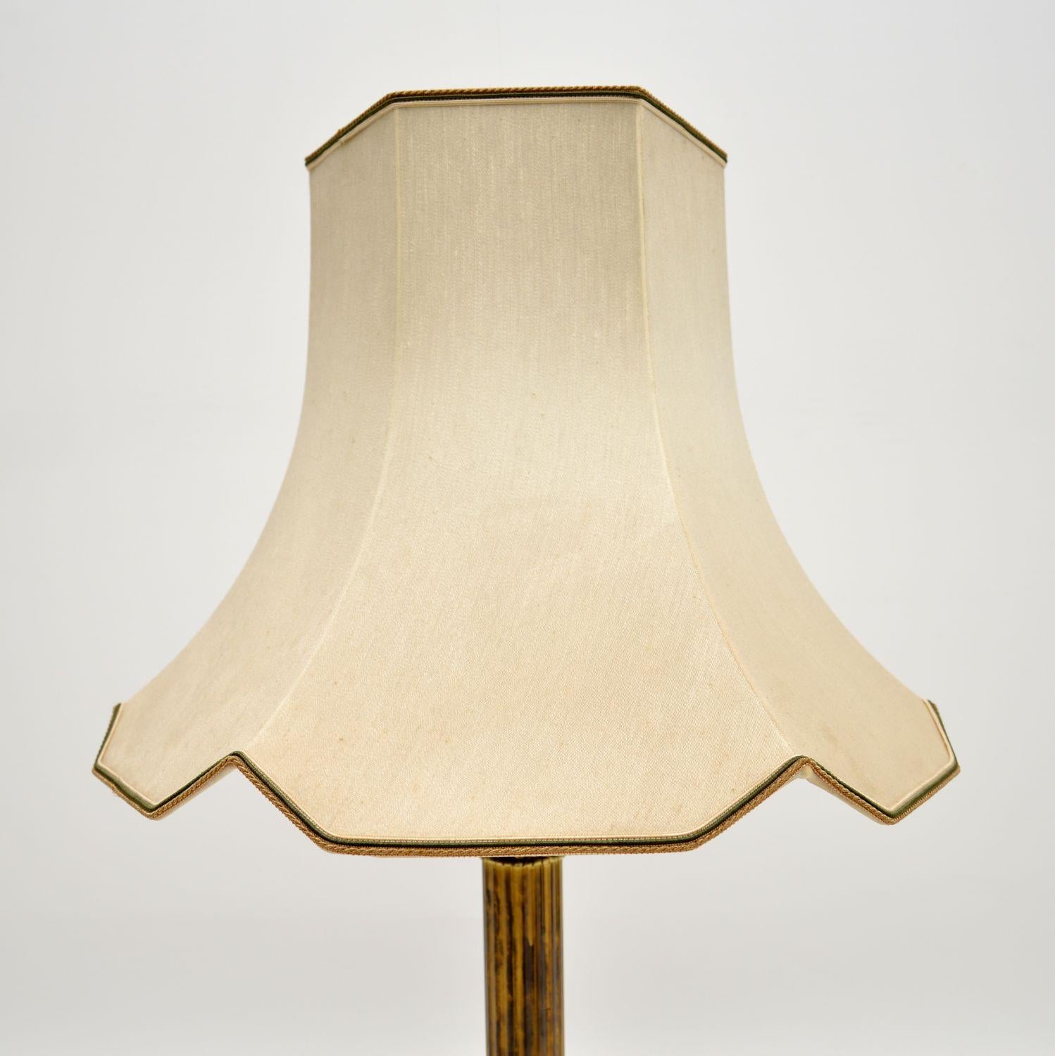 Lampe de table ancienne en laiton de style néoclassique Bon état - En vente à London, GB