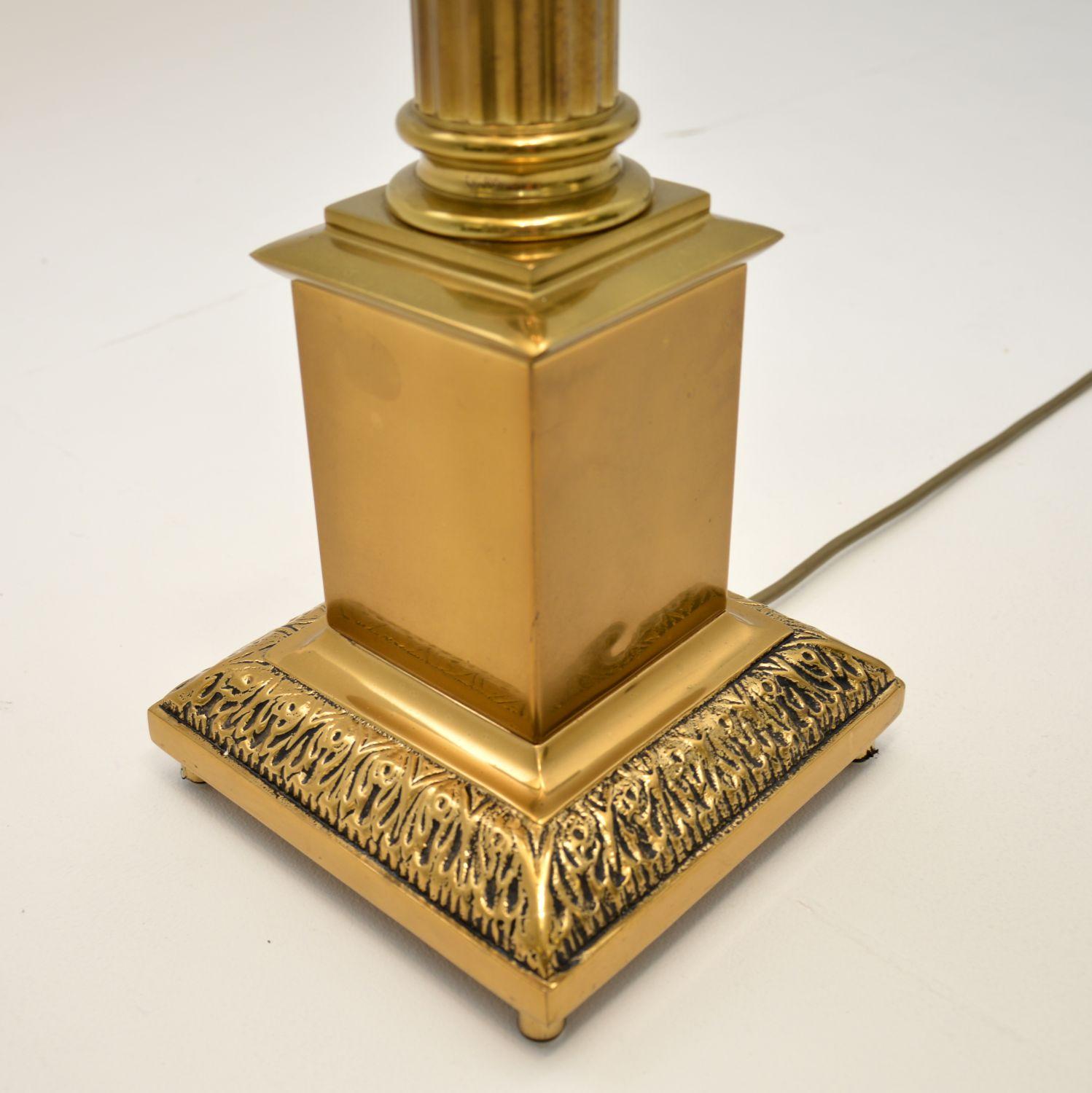Lampe de table ancienne en laiton de style néoclassique en vente 1