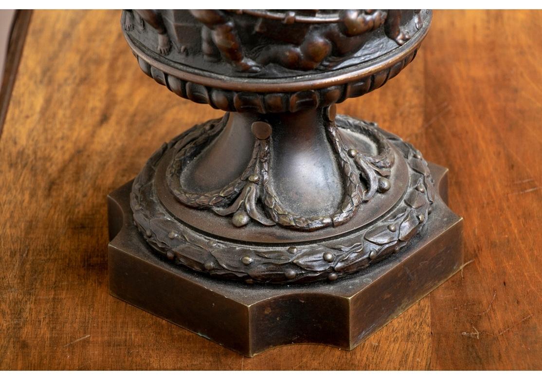 Urne en bronze de style néoclassique ancien avec putti en relief en vente 3
