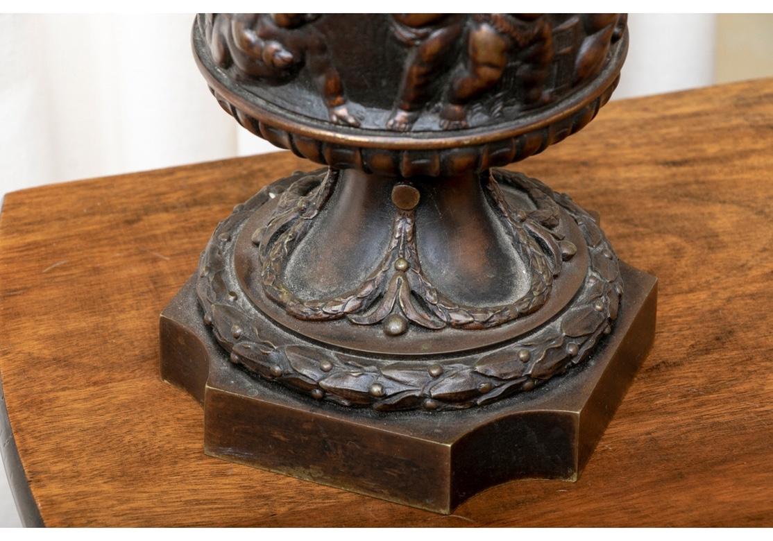 Urne en bronze de style néoclassique ancien avec putti en relief en vente 2