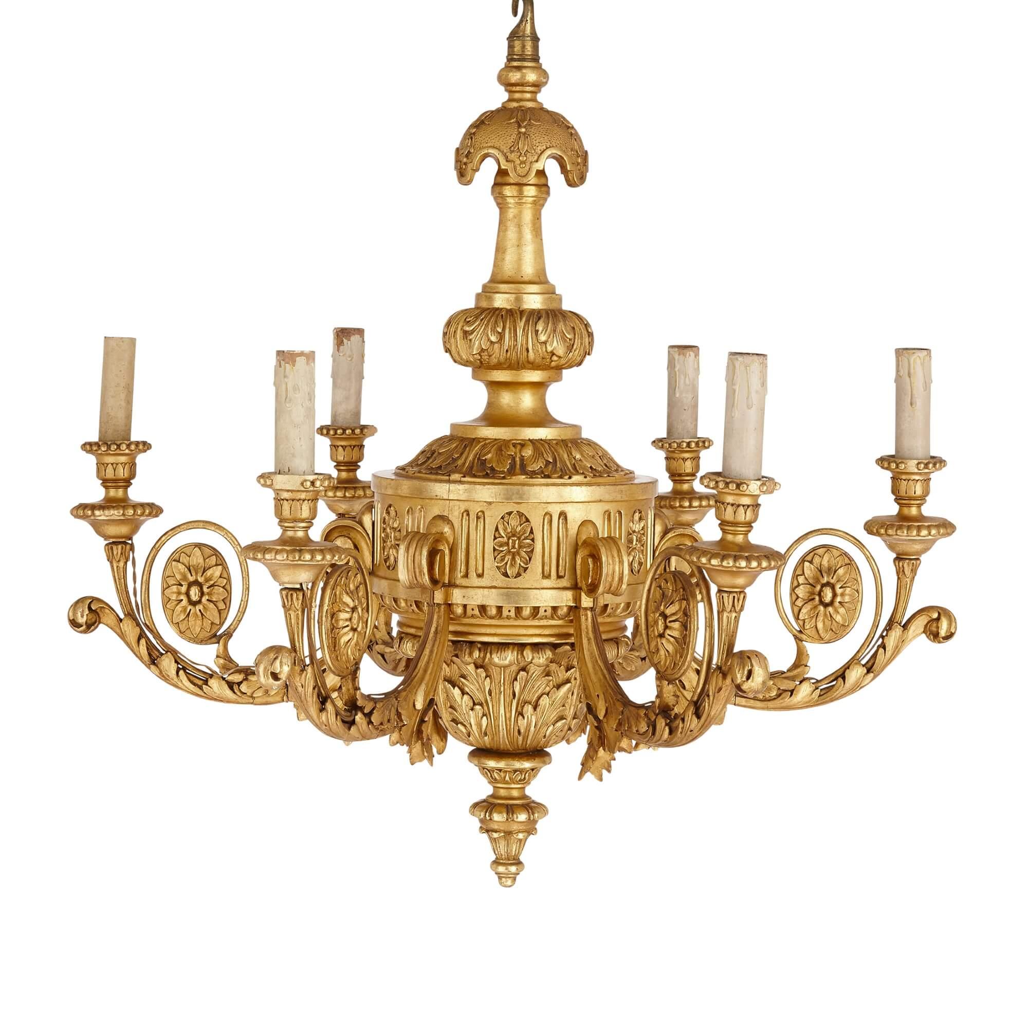 Français Lustre ancien de style néoclassique en bois doré sculpté en vente