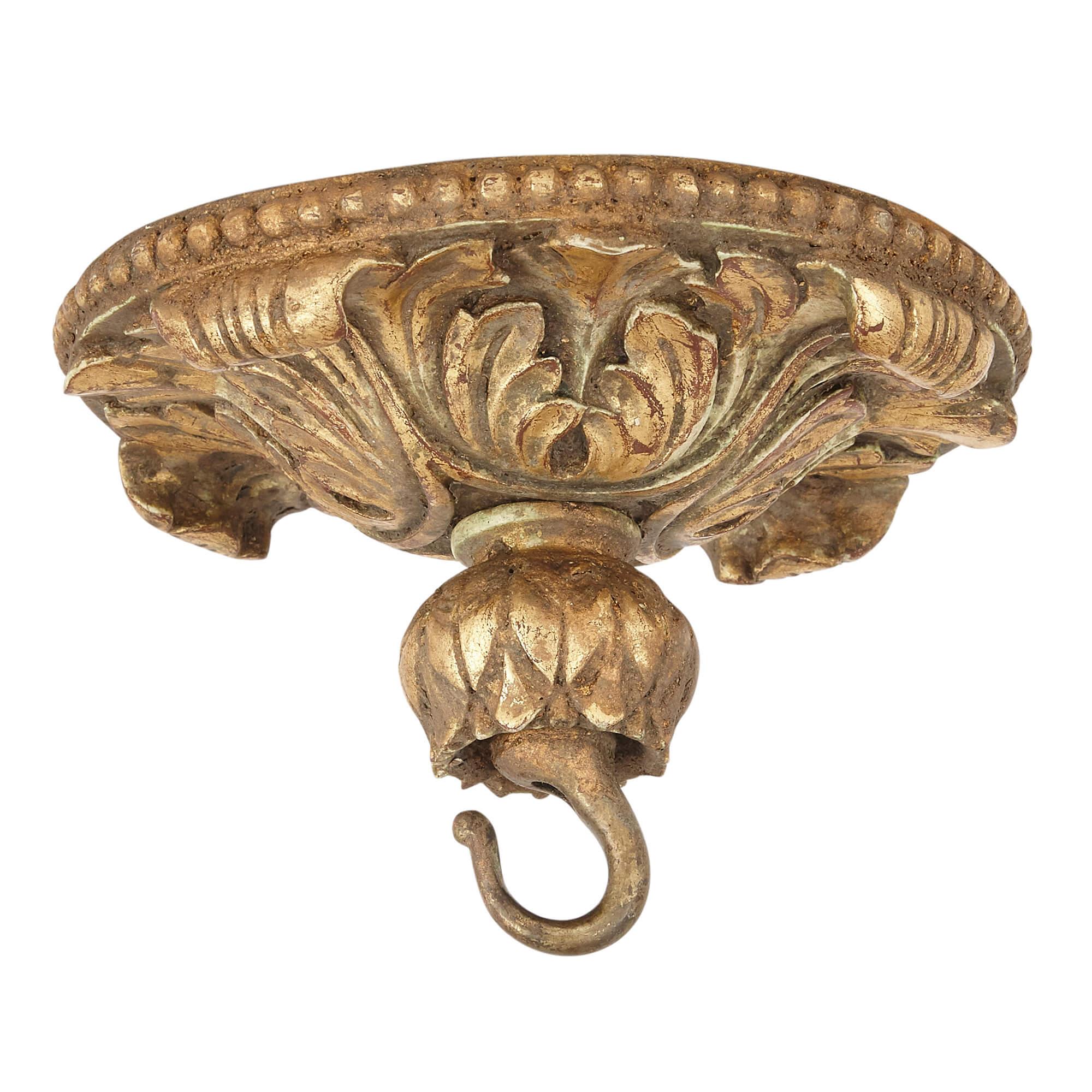 Francese Antico lampadario in legno dorato intagliato in stile neoclassico in vendita