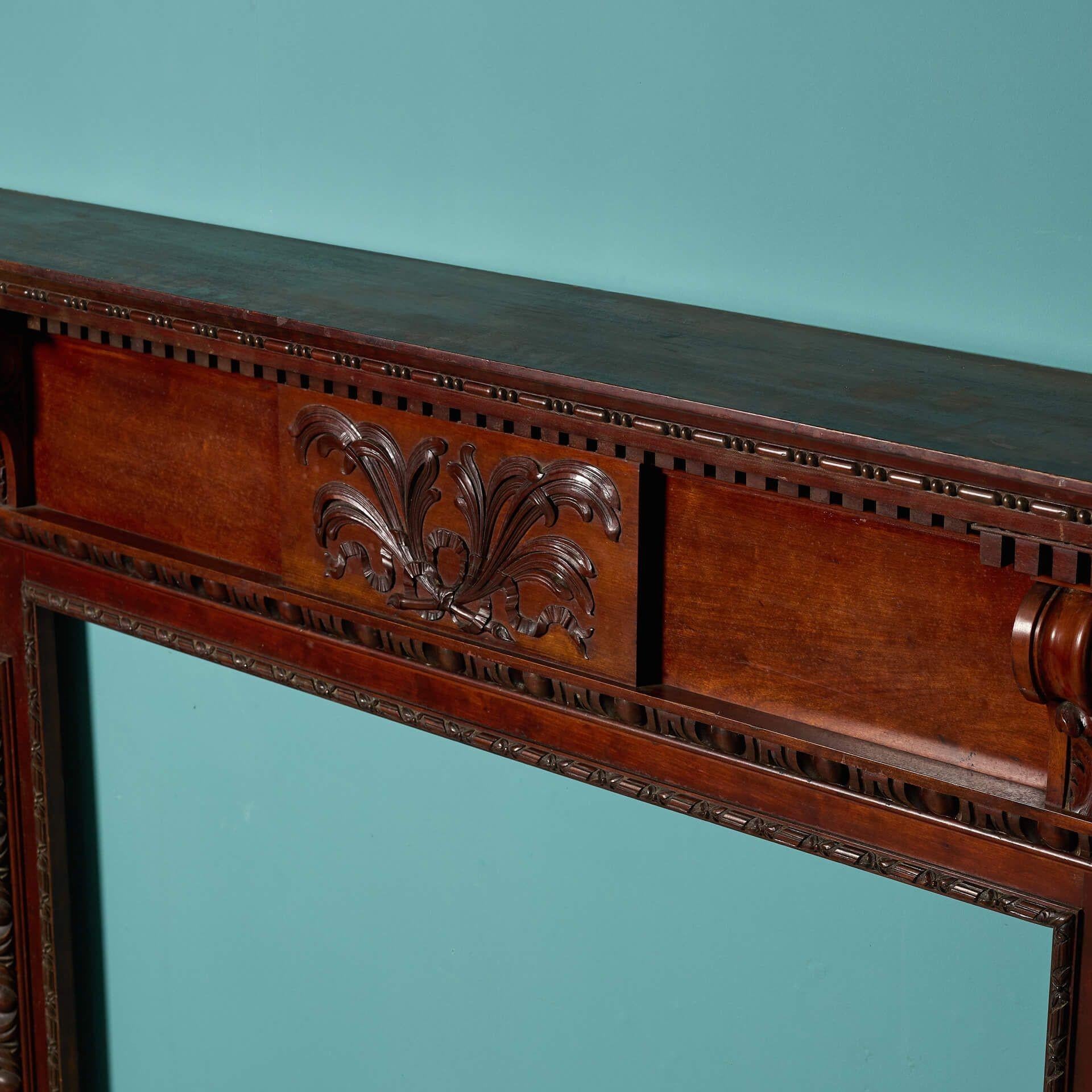 XIXe siècle Cheminée ancienne en bois sculpté de style néoclassique en vente
