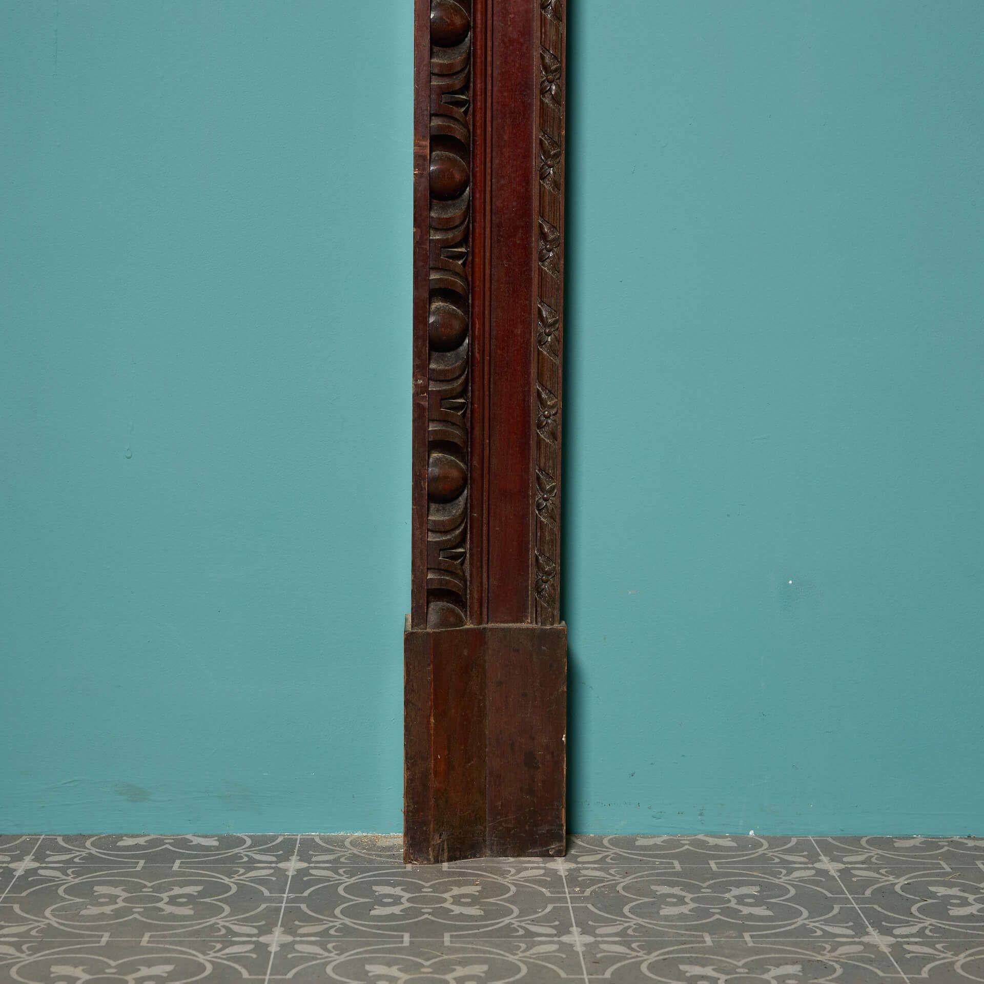 Cheminée ancienne en bois sculpté de style néoclassique en vente 1