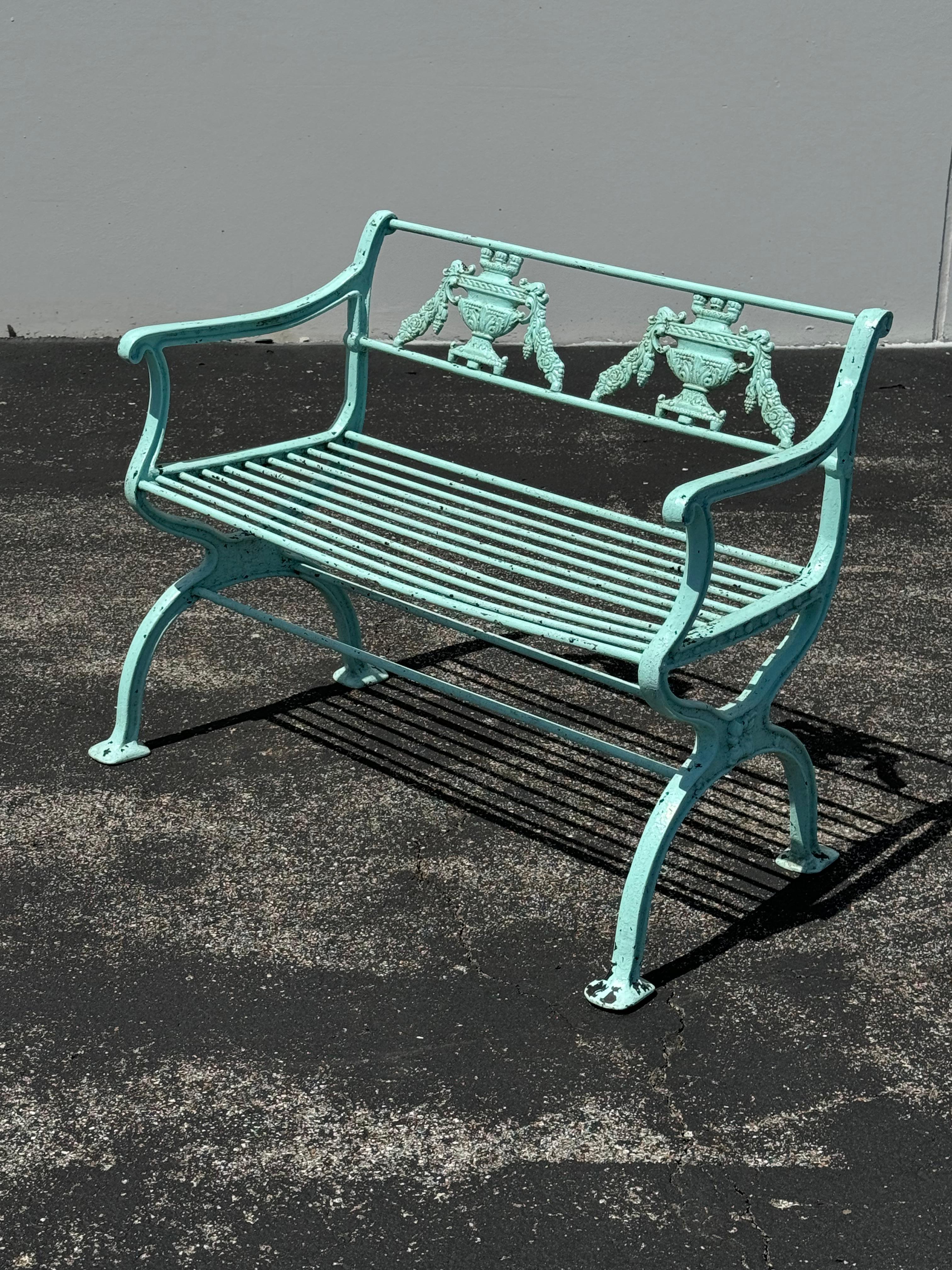 Antiguos Bancos de Aluminio Fundido de Estilo Neoclásico para Patio de Jardín con Motivo de Urna - Verde en venta 3