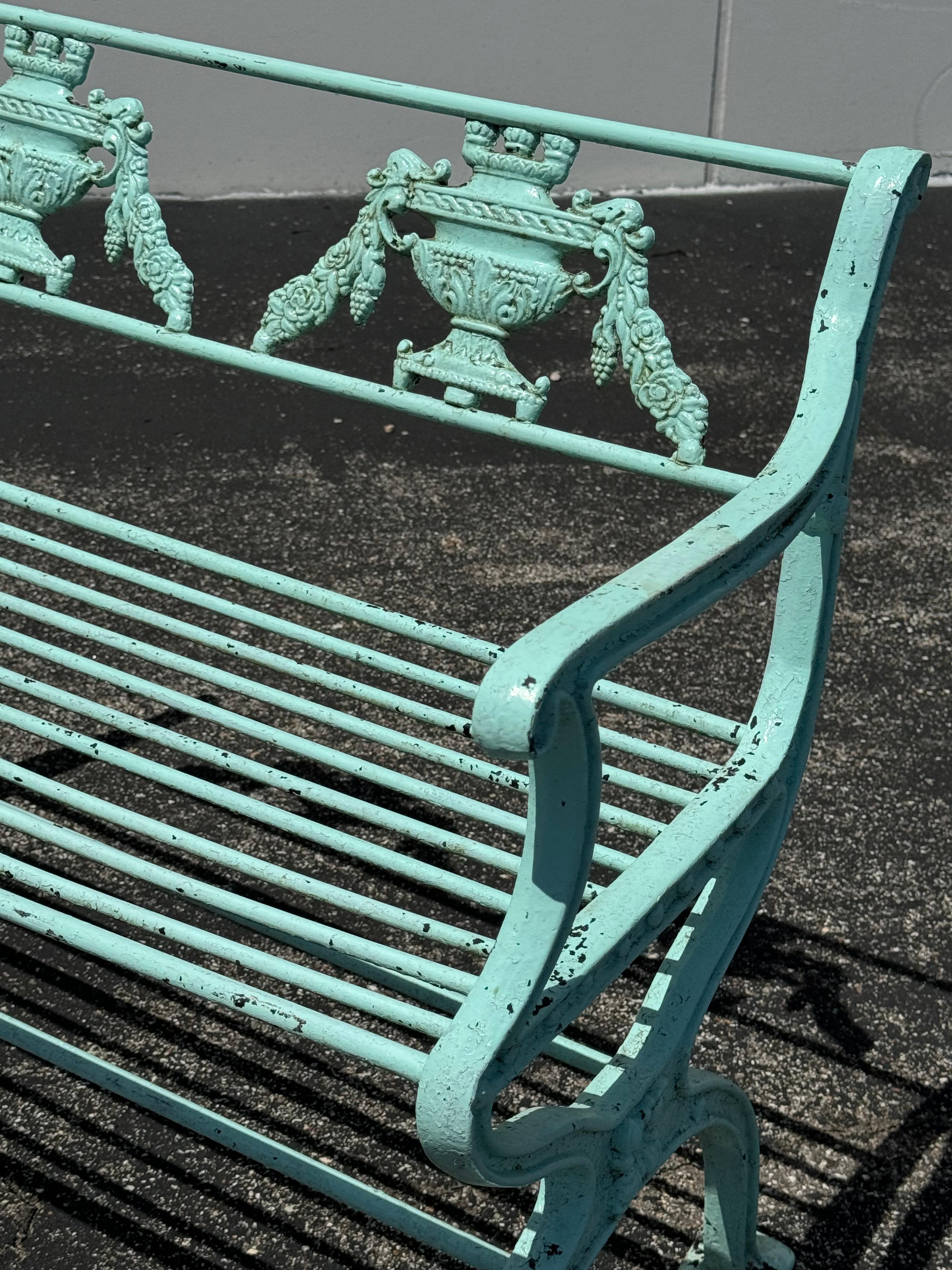 Antiguos Bancos de Aluminio Fundido de Estilo Neoclásico para Patio de Jardín con Motivo de Urna - Verde en venta 4