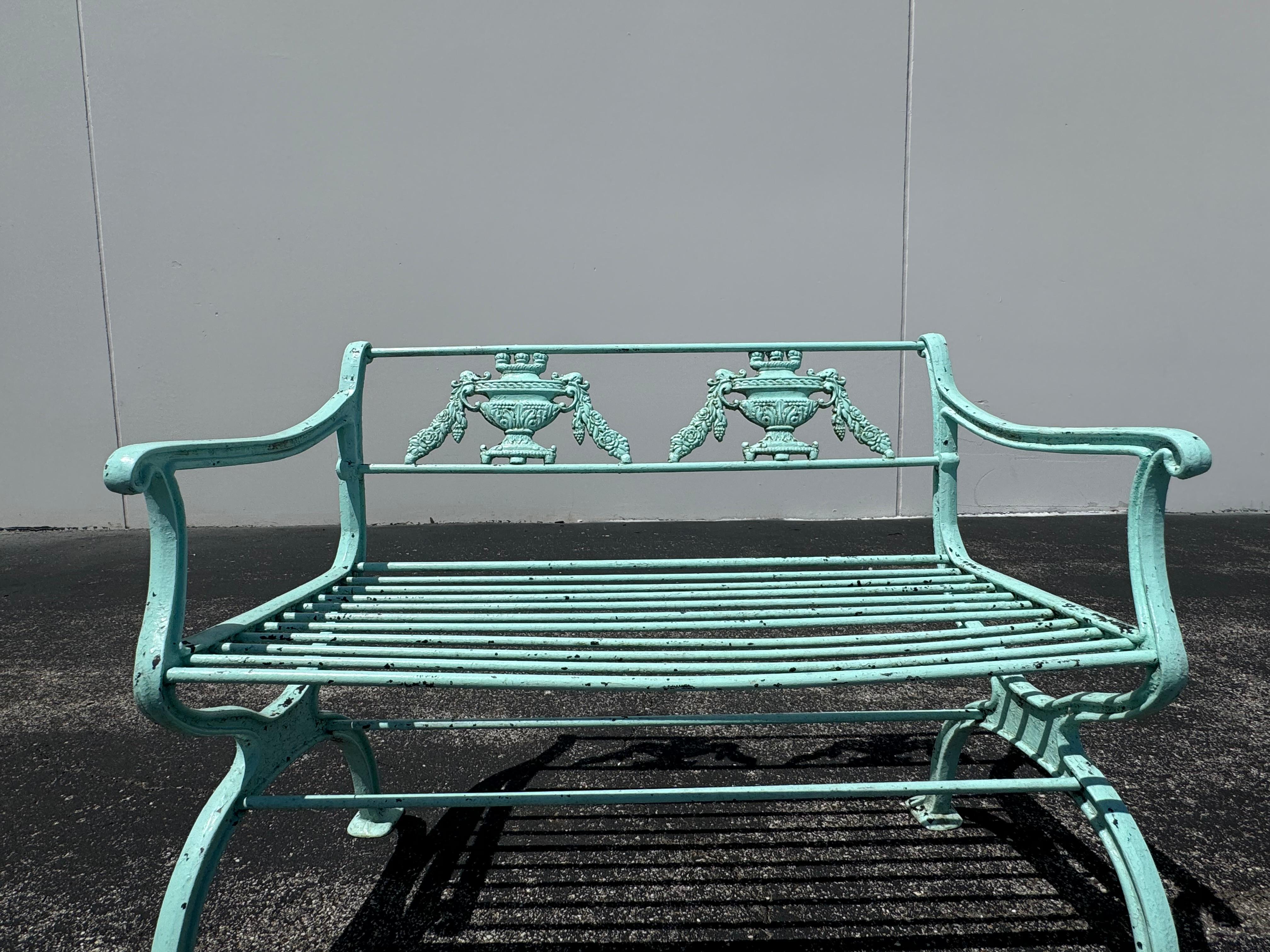 Antiguos Bancos de Aluminio Fundido de Estilo Neoclásico para Patio de Jardín con Motivo de Urna - Verde en venta 5