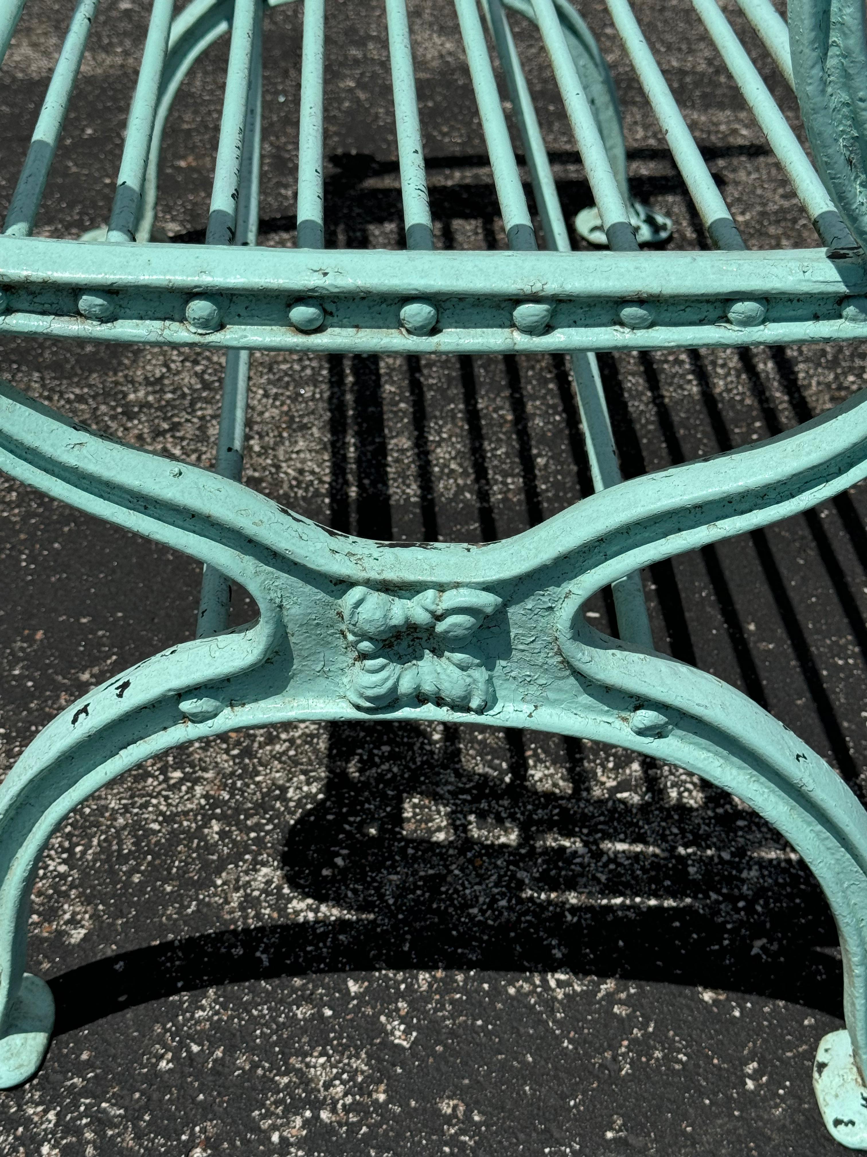 Antiguos Bancos de Aluminio Fundido de Estilo Neoclásico para Patio de Jardín con Motivo de Urna - Verde en venta 8