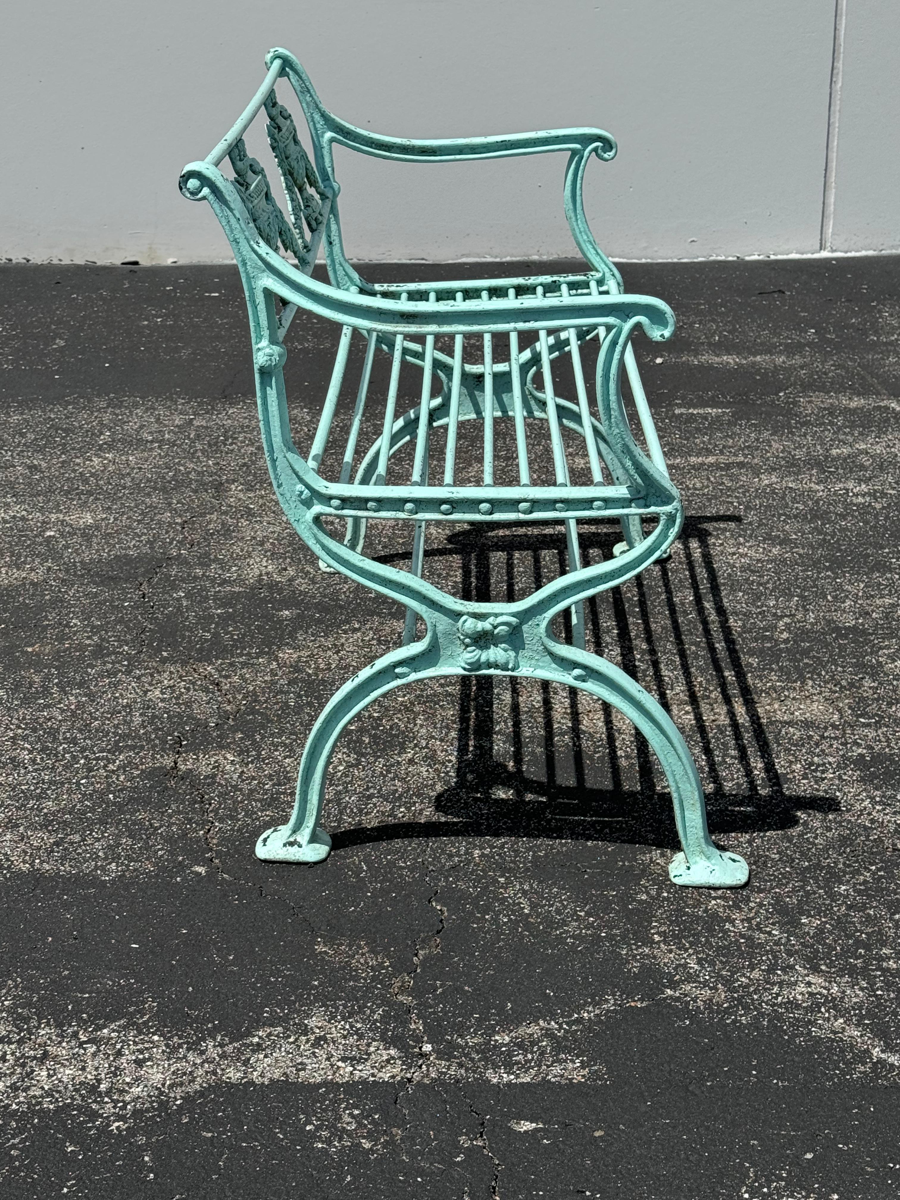 Antiguos Bancos de Aluminio Fundido de Estilo Neoclásico para Patio de Jardín con Motivo de Urna - Verde Desconocido en venta