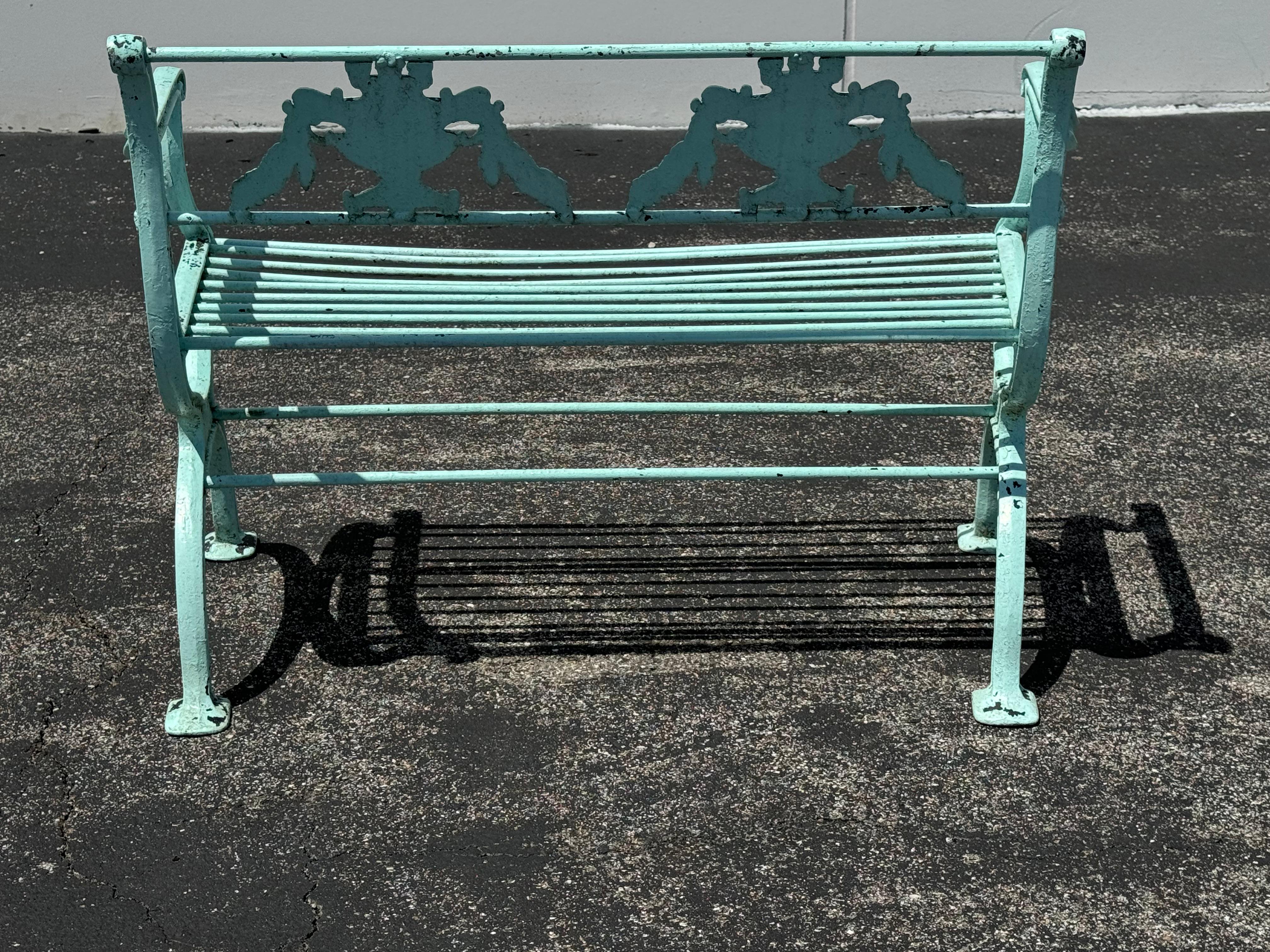Antiguos Bancos de Aluminio Fundido de Estilo Neoclásico para Patio de Jardín con Motivo de Urna - Verde en Bueno estado para la venta en St. Louis, MO