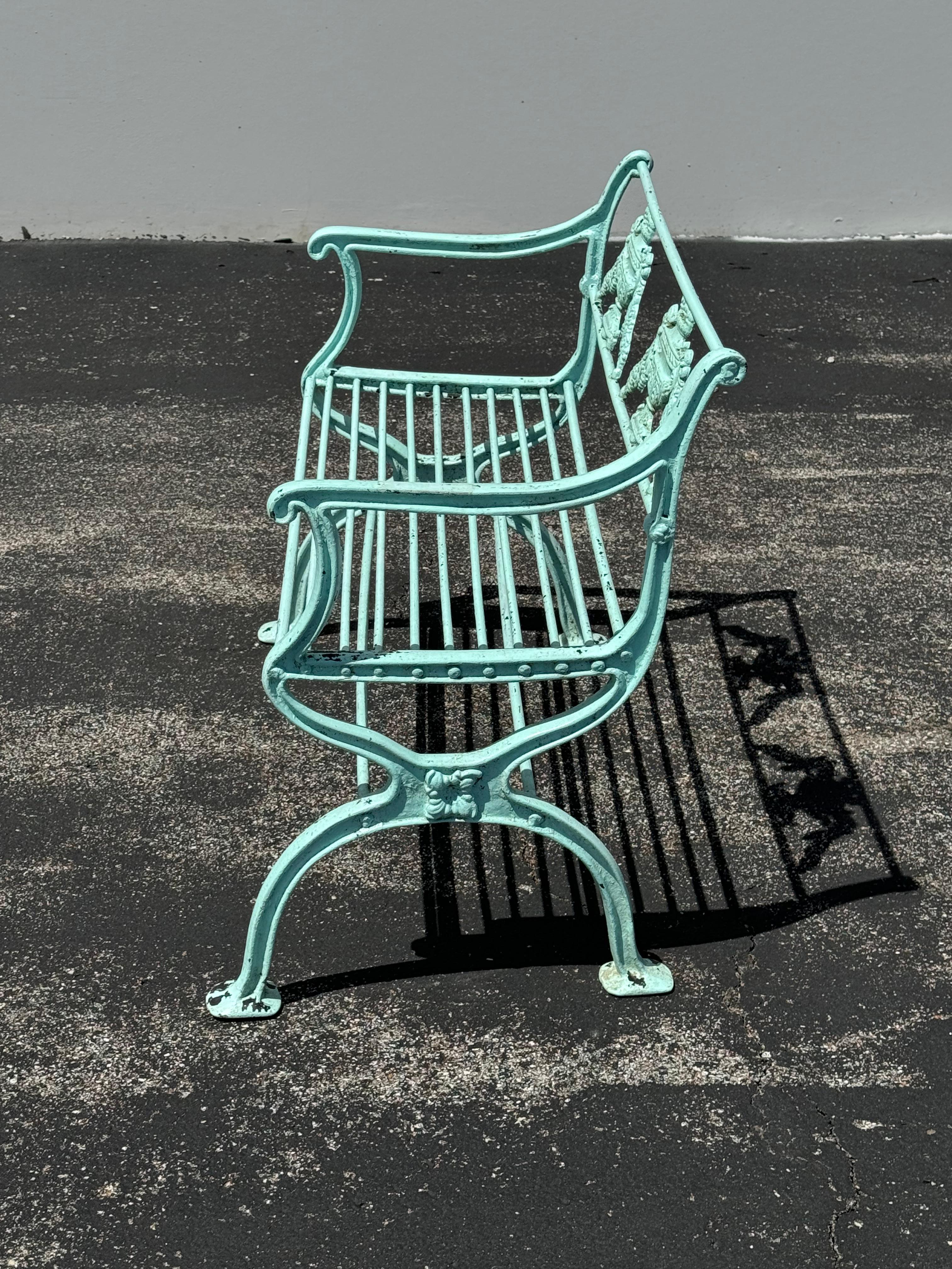 Antiguos Bancos de Aluminio Fundido de Estilo Neoclásico para Patio de Jardín con Motivo de Urna - Verde en venta 1
