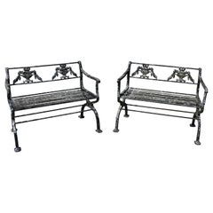 Antica coppia di panchine da giardino in alluminio fuso in stile neoclassico Motivo a urna