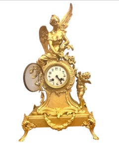 Antico orologio da tavolo figurato in stile neoclassico