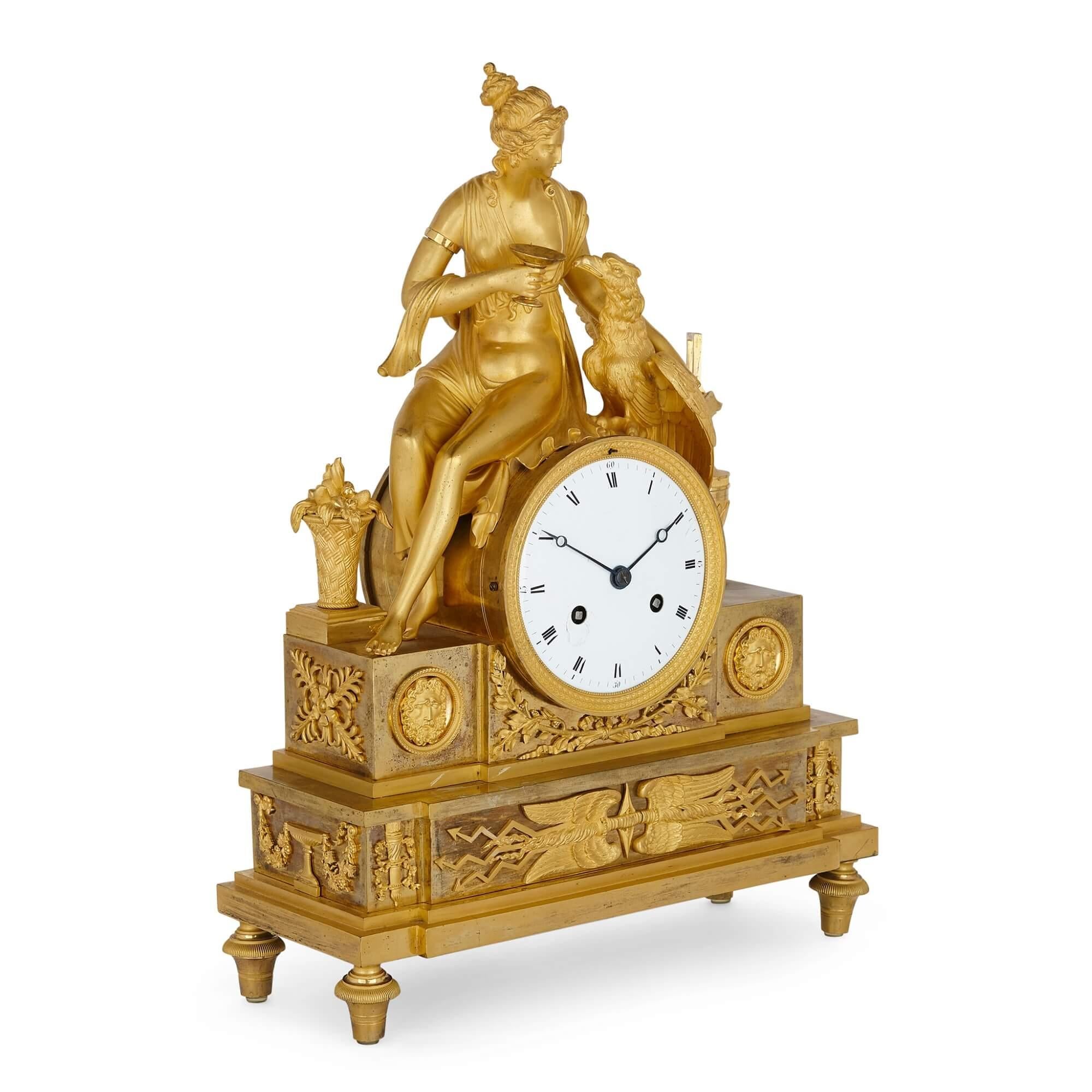 Diese schöne Kaminsimsuhr im neoklassizistischen Stil stammt aus dem frühen 19. Jahrhundert. Die Uhr ist aus vergoldeter Bronze gegossen und zeigt die überragende Figur der Asteria, die mit der Figur eines Adlers sitzt, der Zeus verwandelt. Die